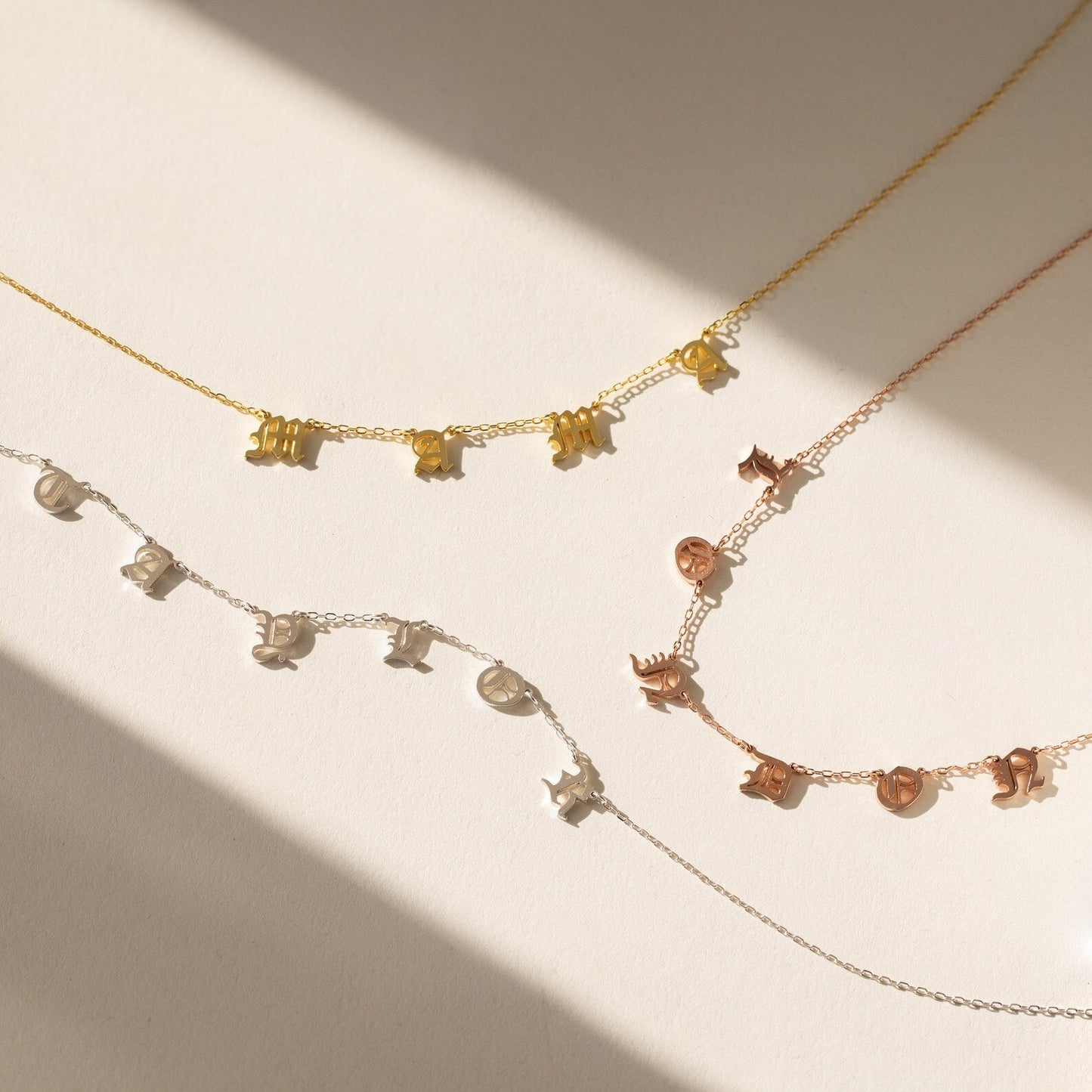 Collar con nombre y letra en inglés antiguo