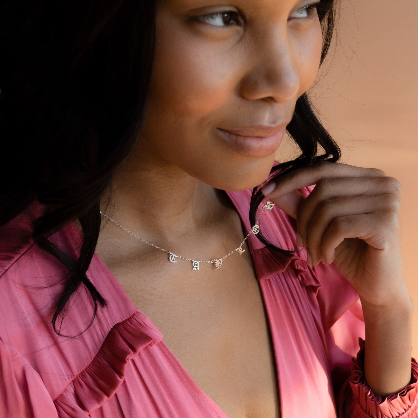 Collar con nombre y letra en inglés antiguo