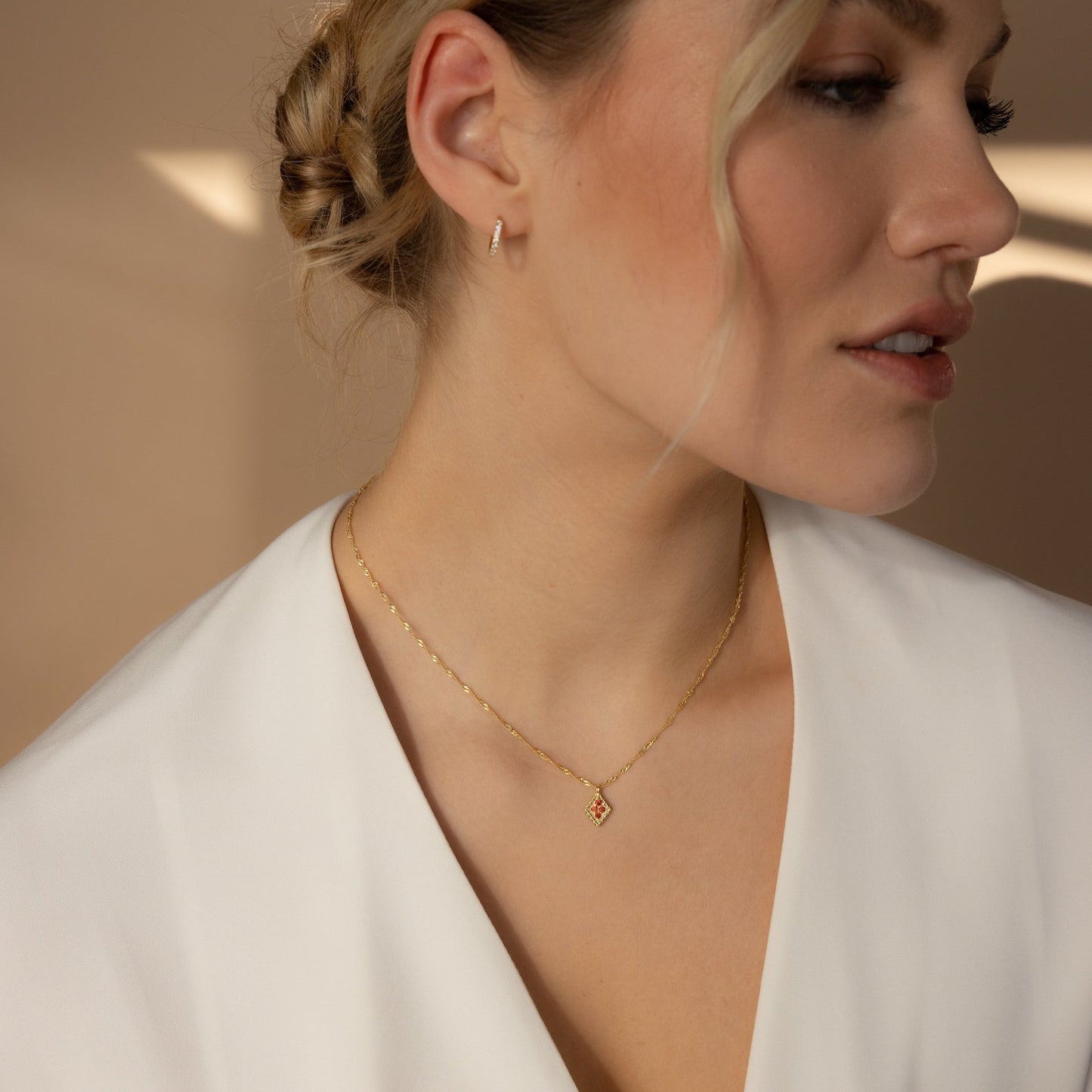 Collar con colgante de diamante y piedra de nacimiento