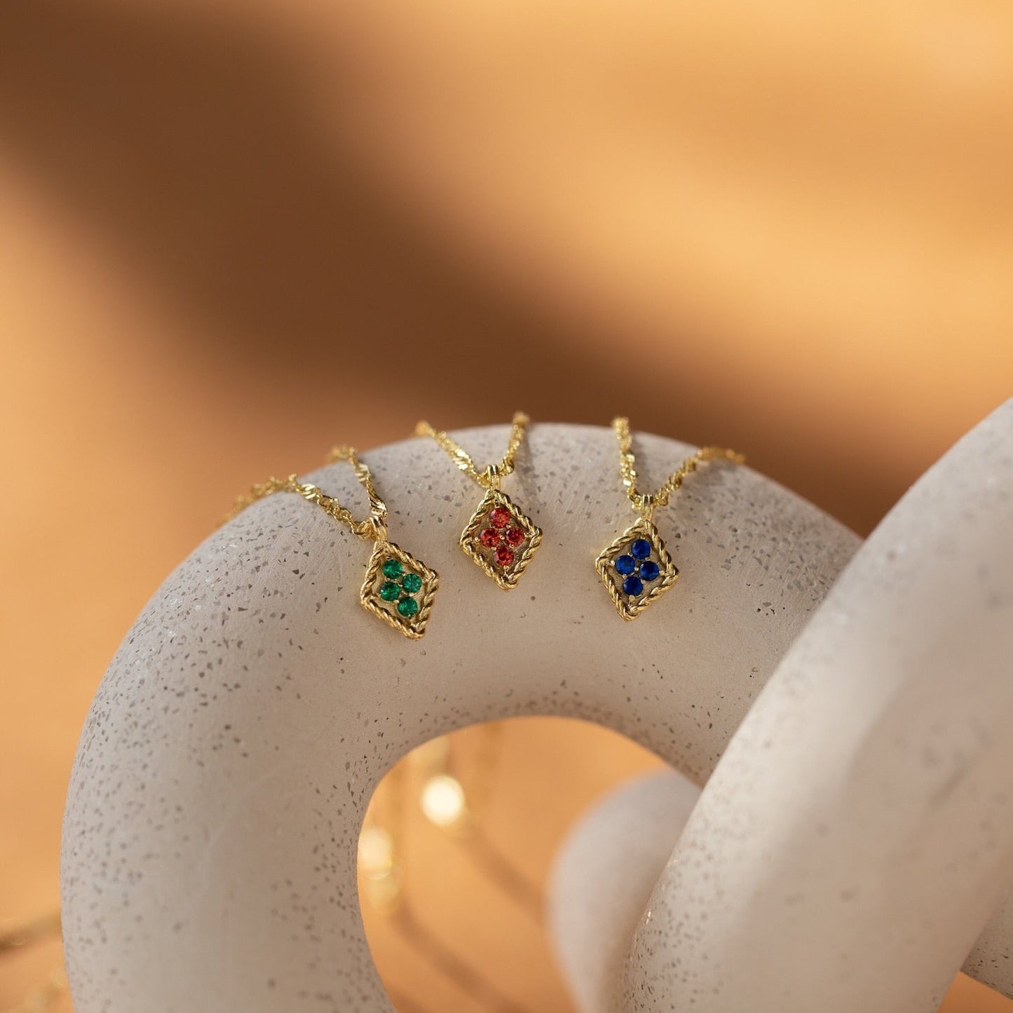 Collar con colgante de diamante y piedra de nacimiento