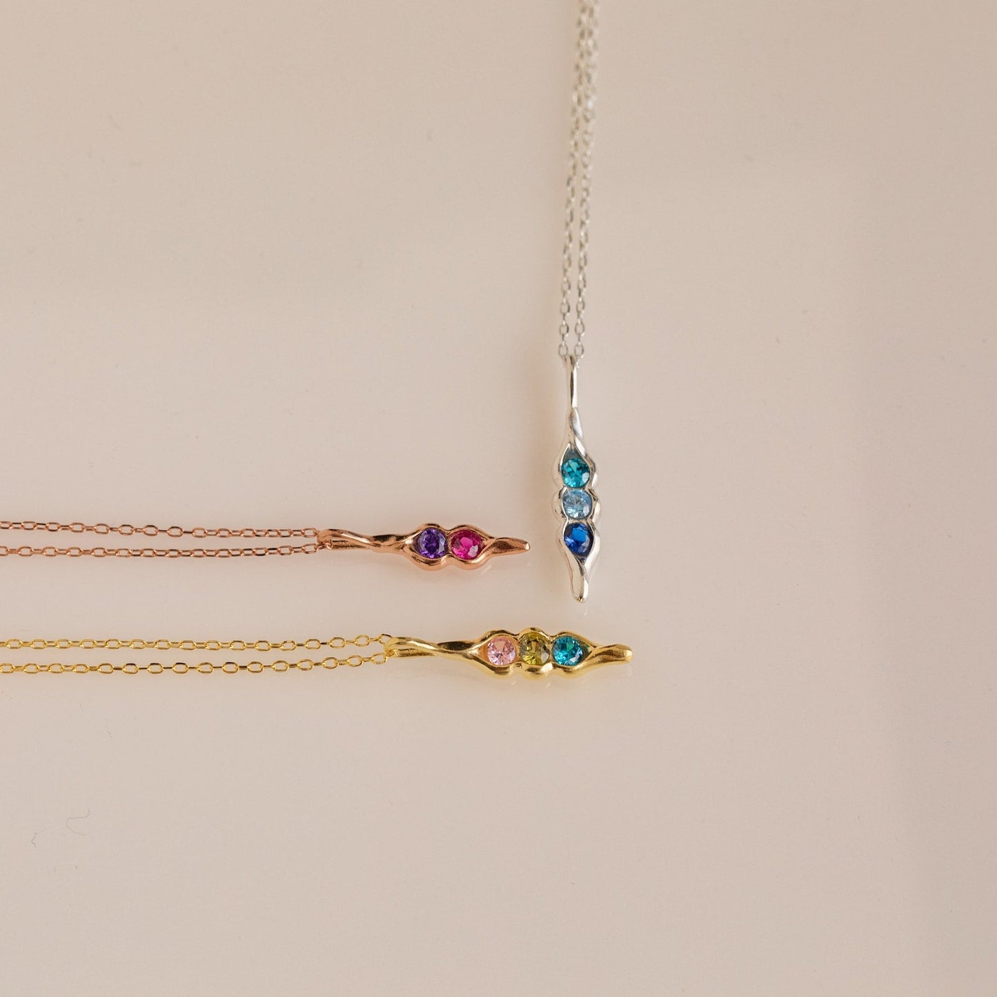 Collar con piedra de nacimiento en forma de vaina vertical