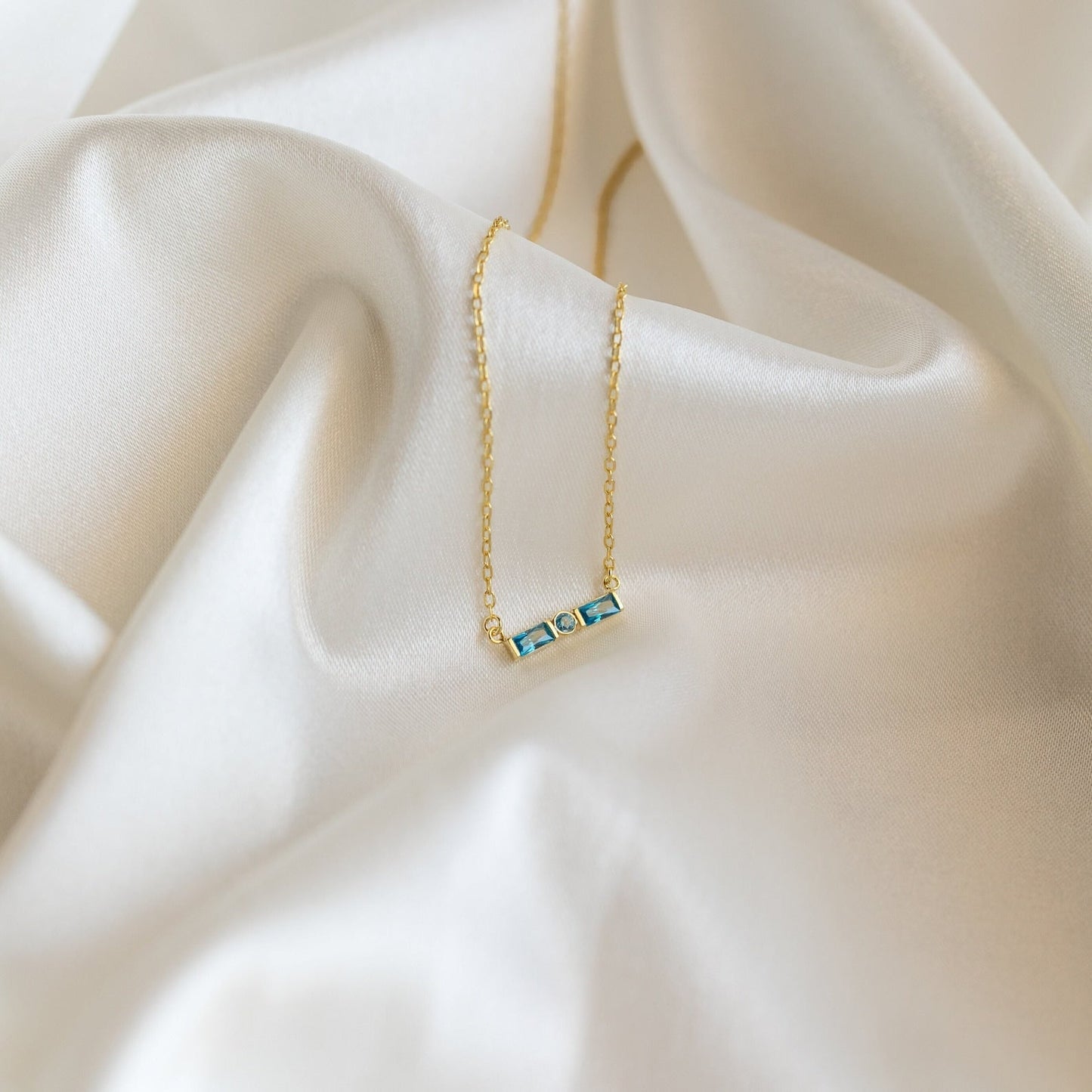Collar con piedra de nacimiento morse inicial