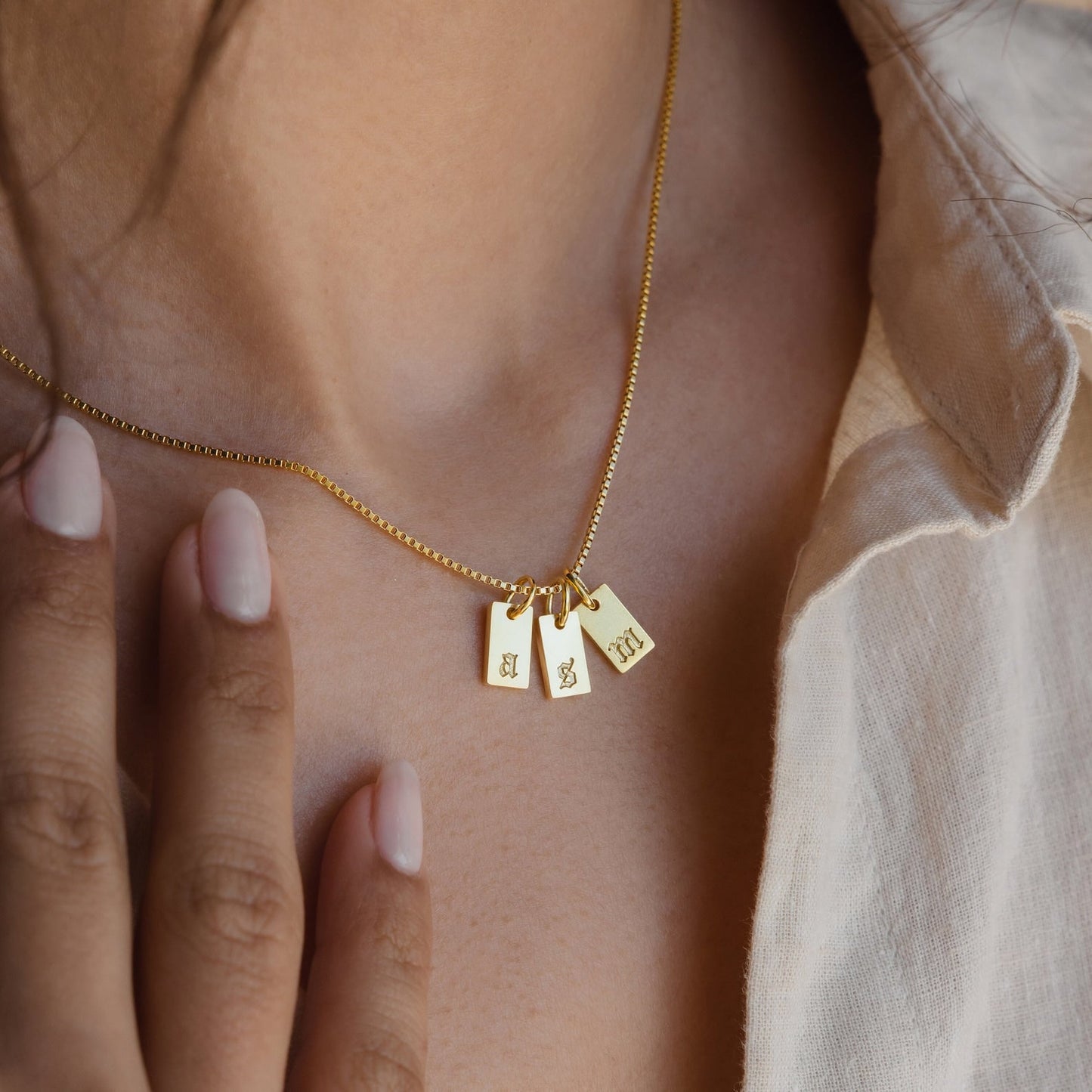 Mini collar con placa en inglés antiguo