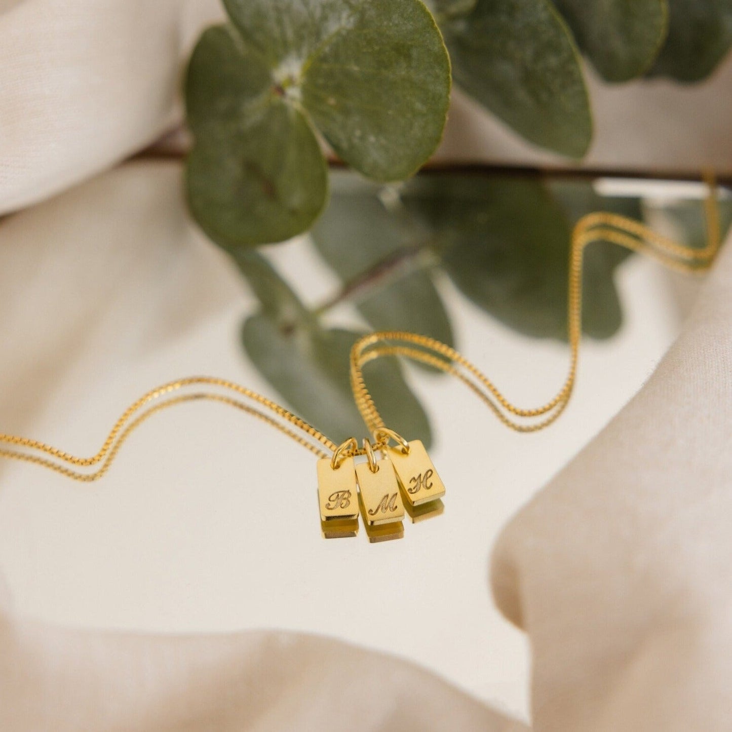 Collar con minietiqueta Carrie