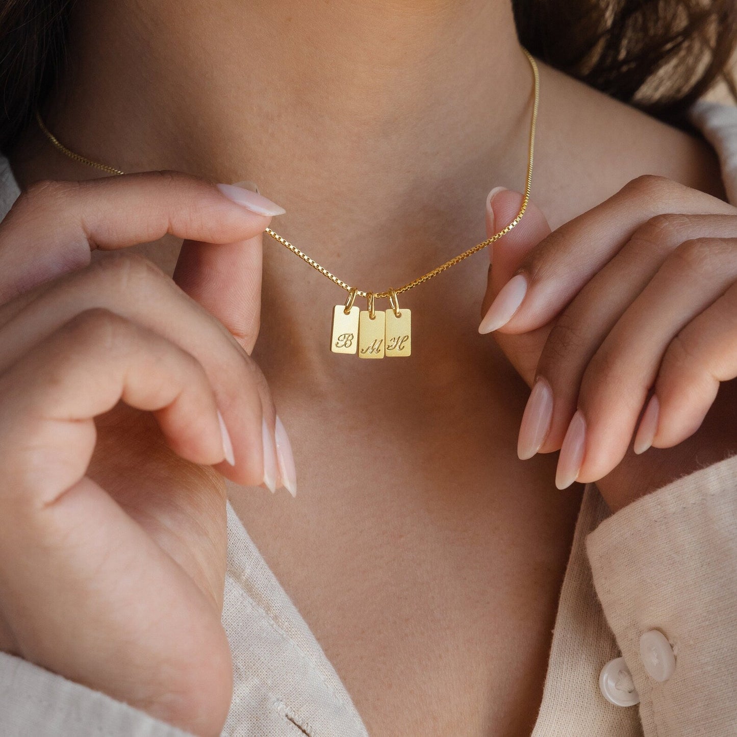 Collar con minietiqueta Carrie