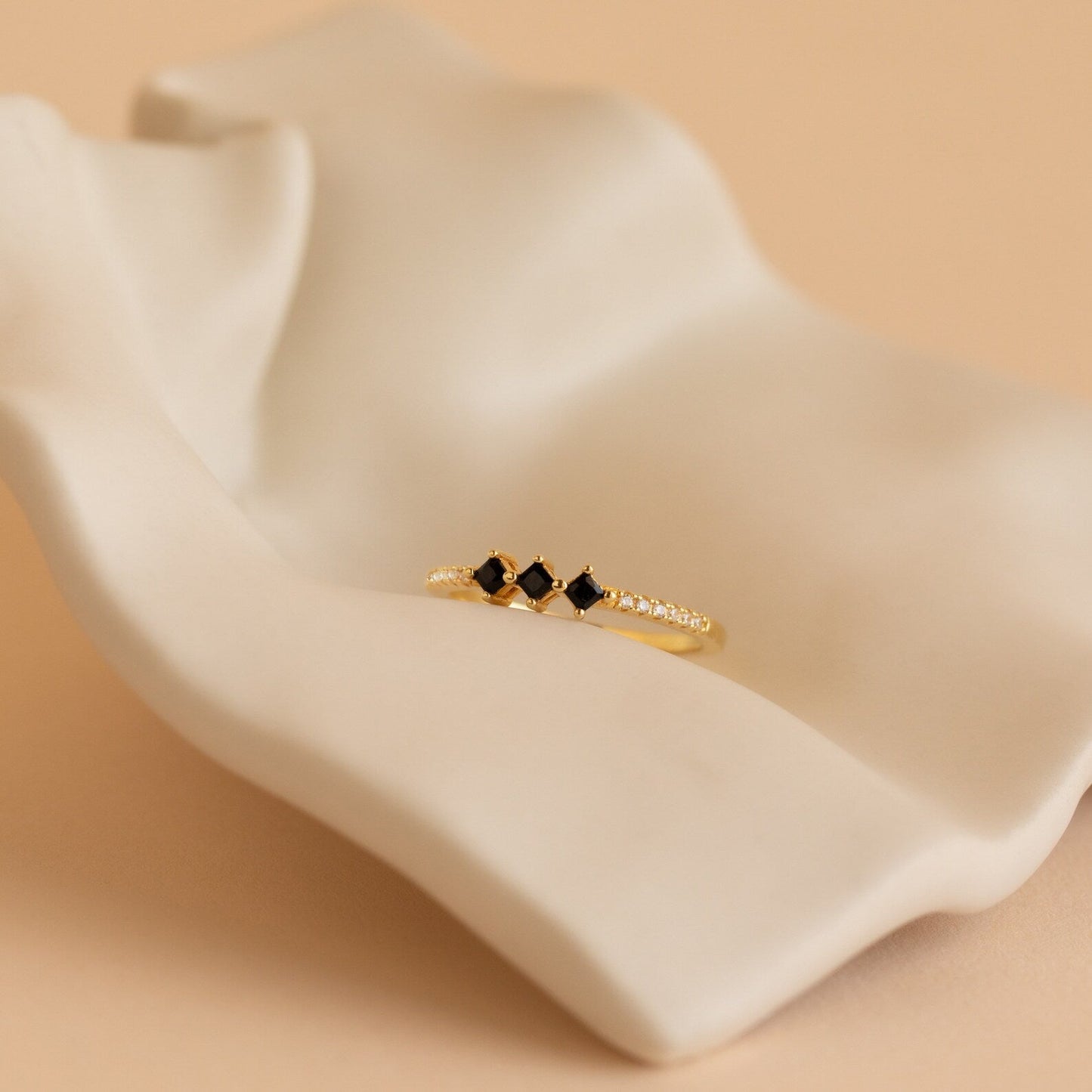 Anillo de diamantes negros Helena