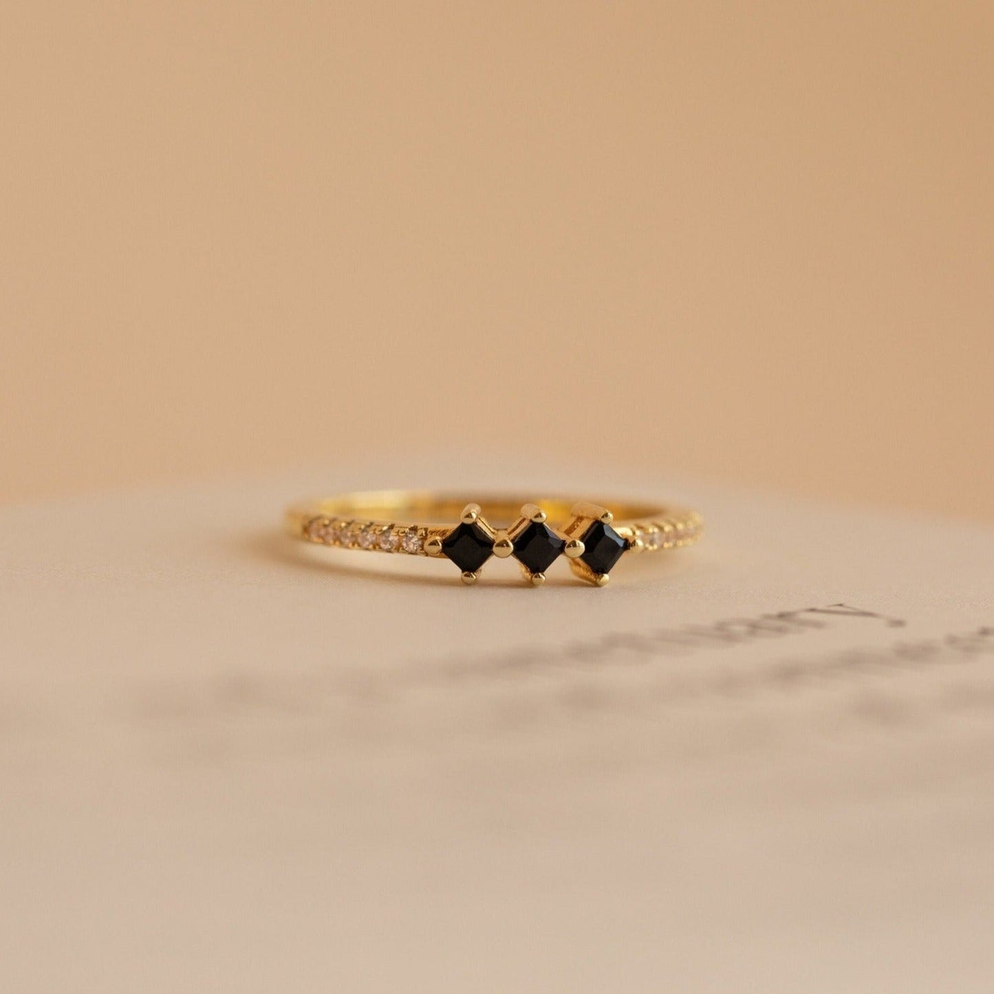 Anillo de diamantes negros Helena