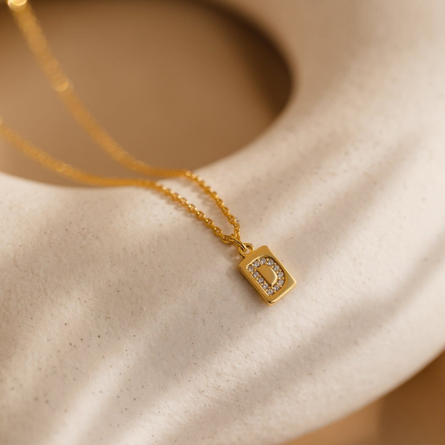 Collar con etiqueta inicial en pavé mini