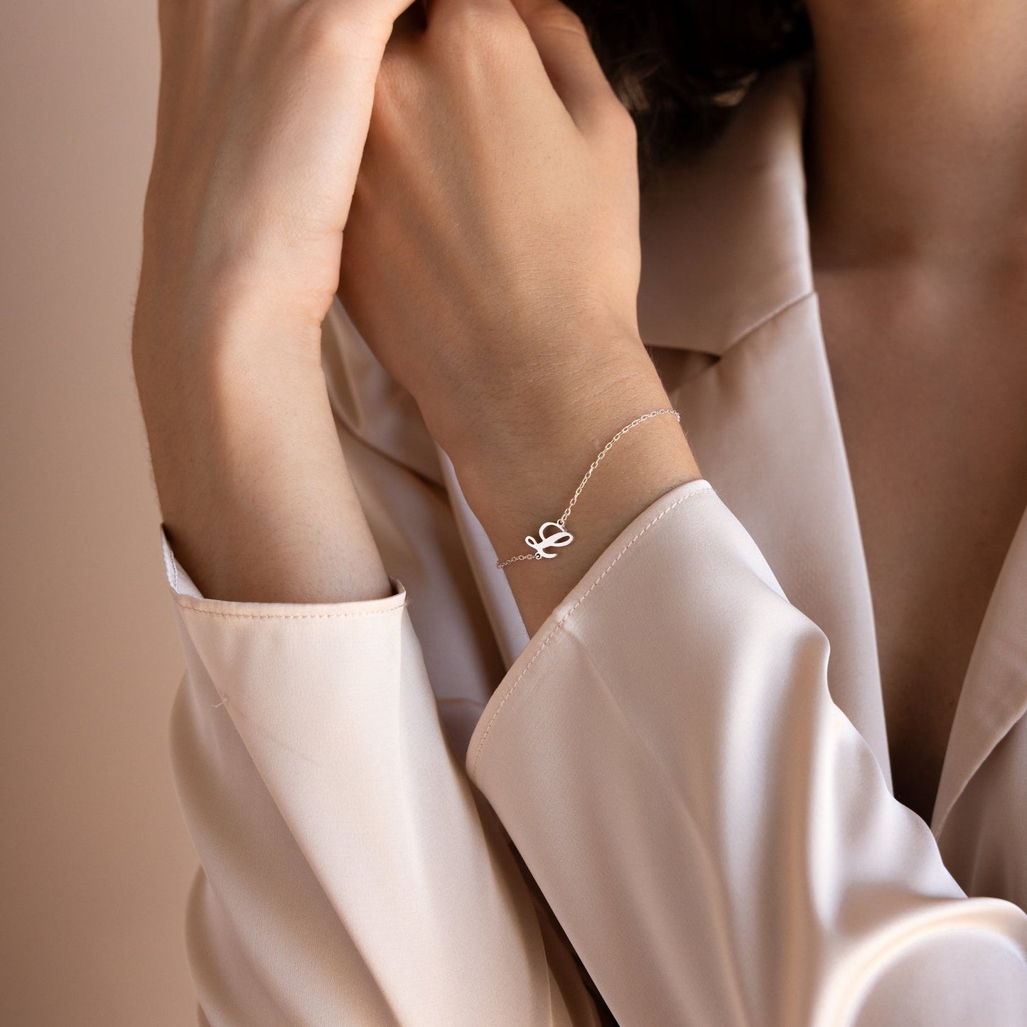 Pulsera con la inicial de Carrie