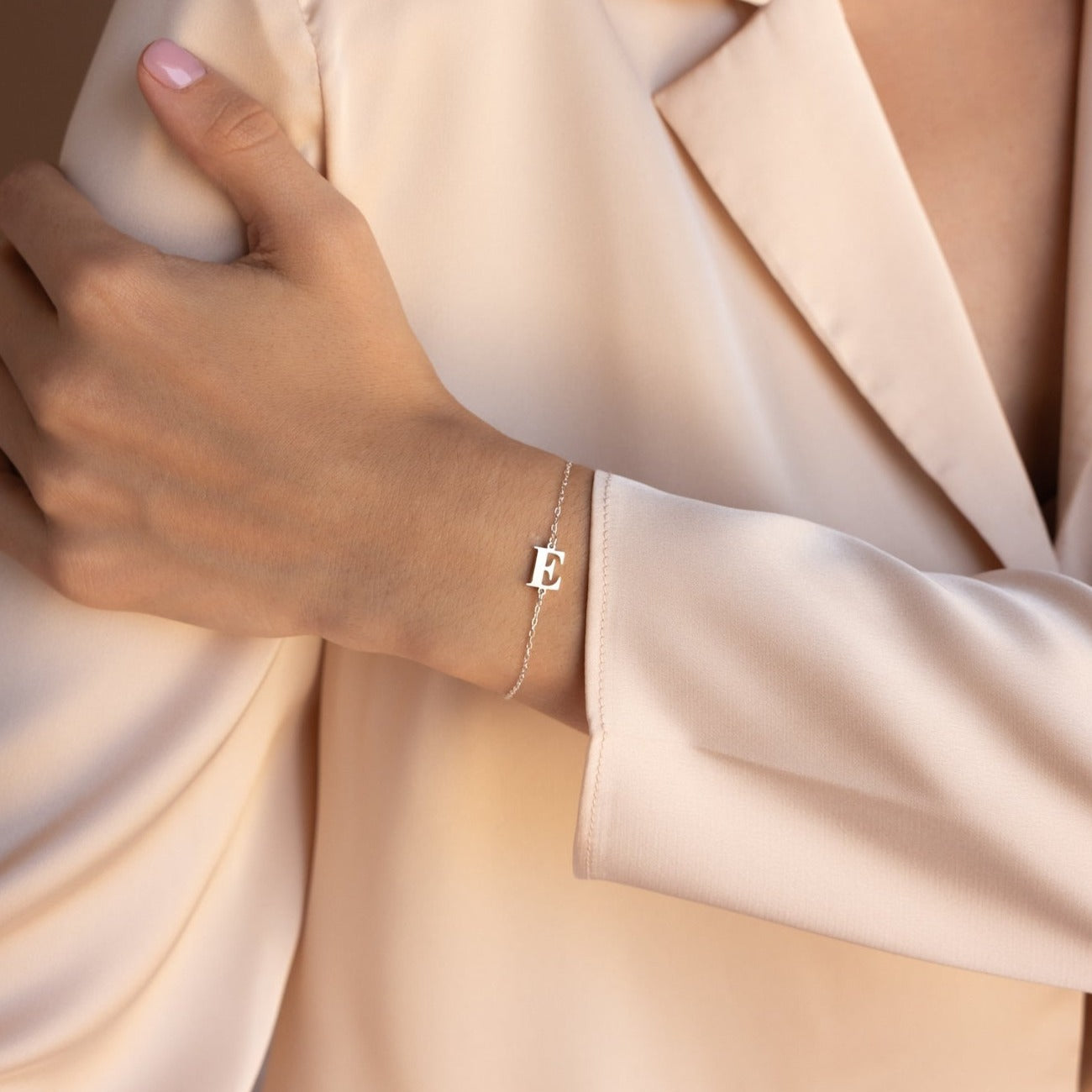 Pulsera con inicial del boletín informativo