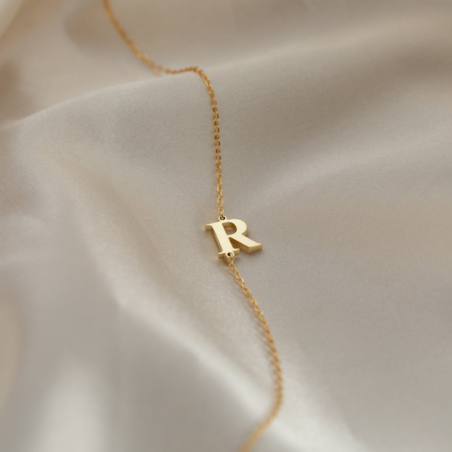 Pulsera con inicial del boletín informativo