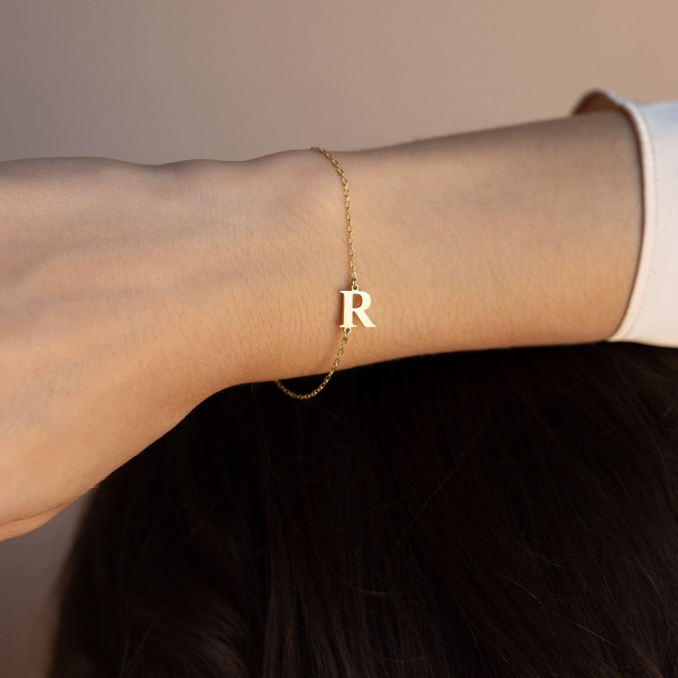 Pulsera con inicial del boletín informativo