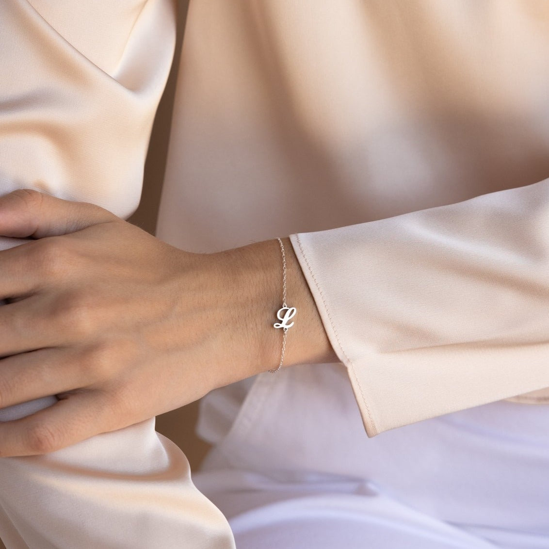 Pulsera con la inicial de Carrie
