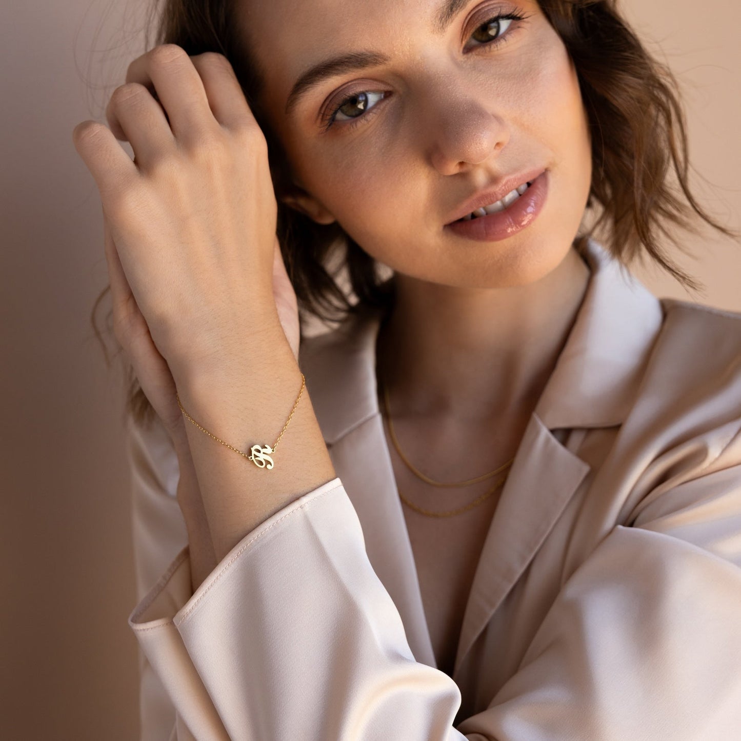 Pulsera con la inicial de Carrie