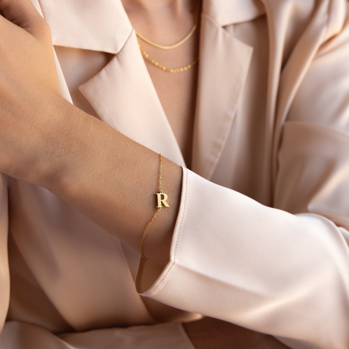 Pulsera con inicial del boletín informativo