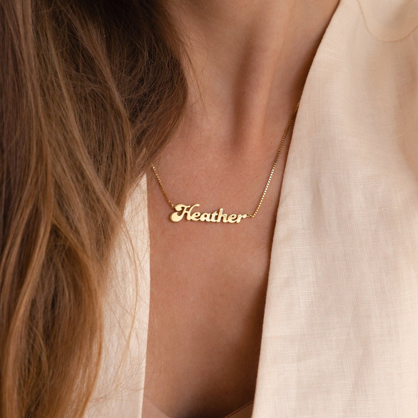 Collar con nombre Groovy en cadena de caja