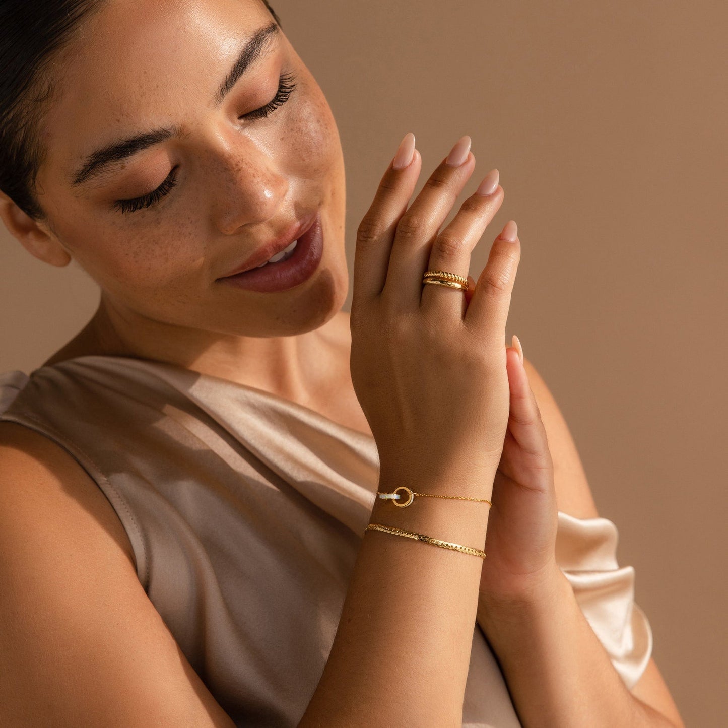 Pulsera con incrustaciones de ópalo entrelazado