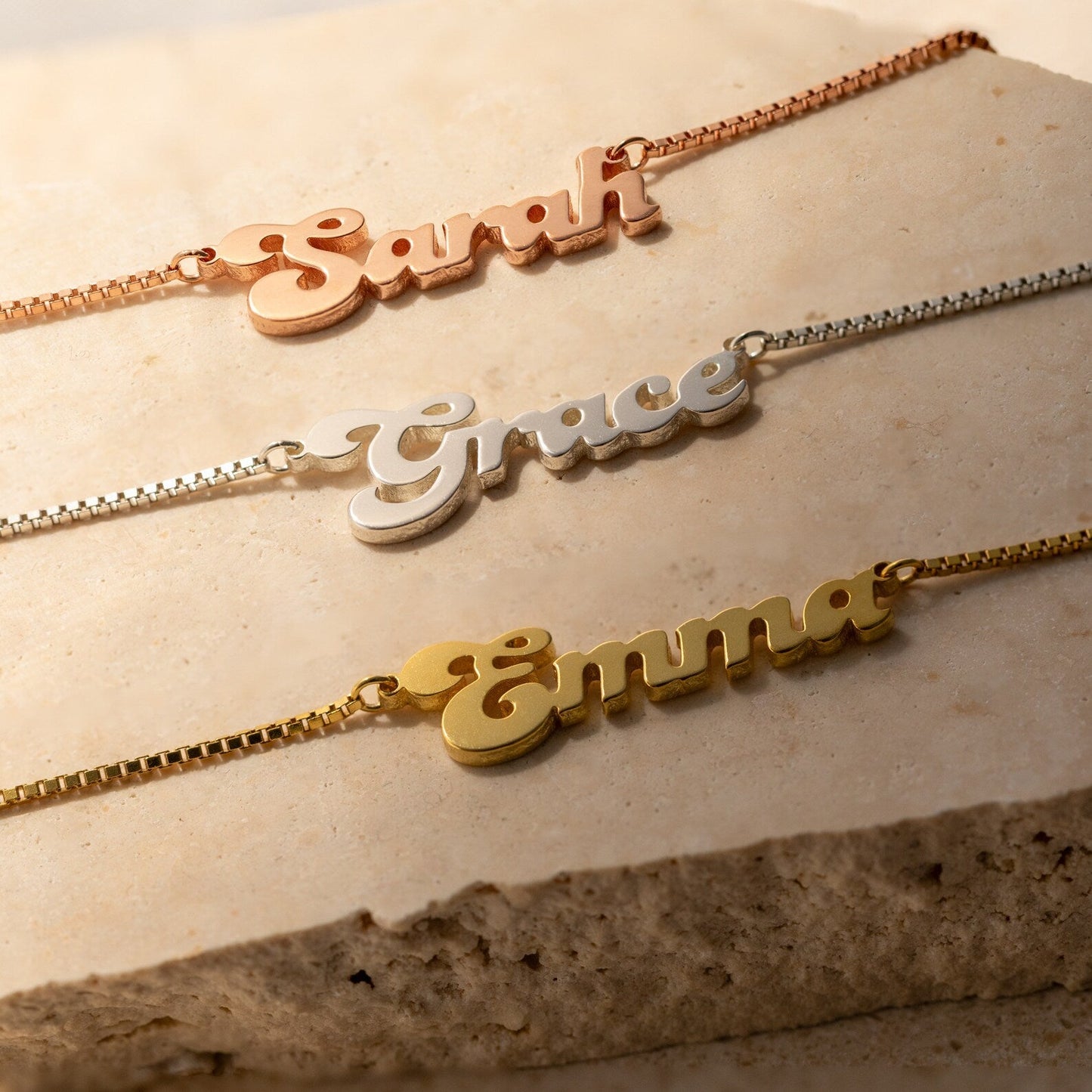 Collar con nombre Groovy en cadena de caja
