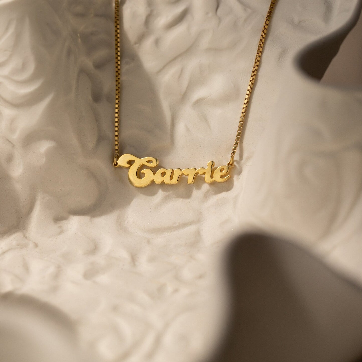 Collar con nombre Groovy en cadena de caja