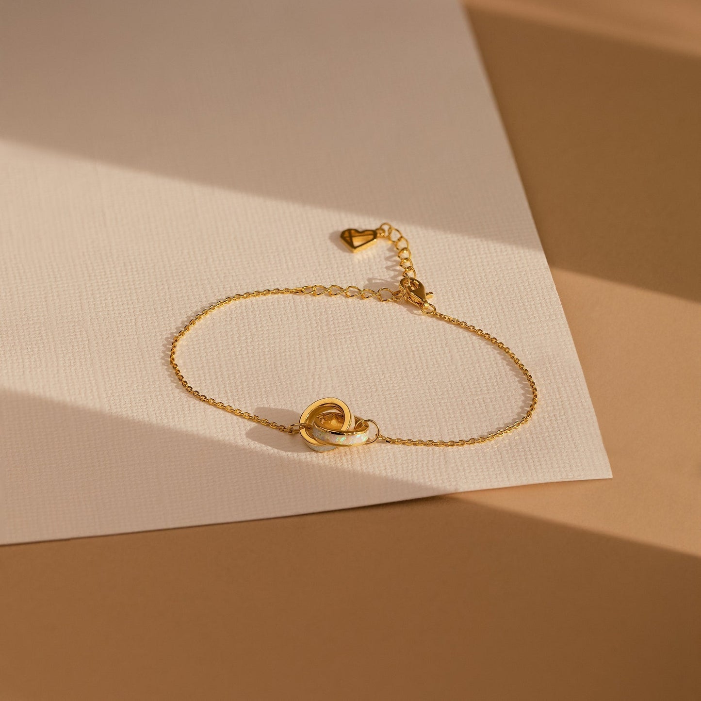 Pulsera con incrustaciones de ópalo entrelazado