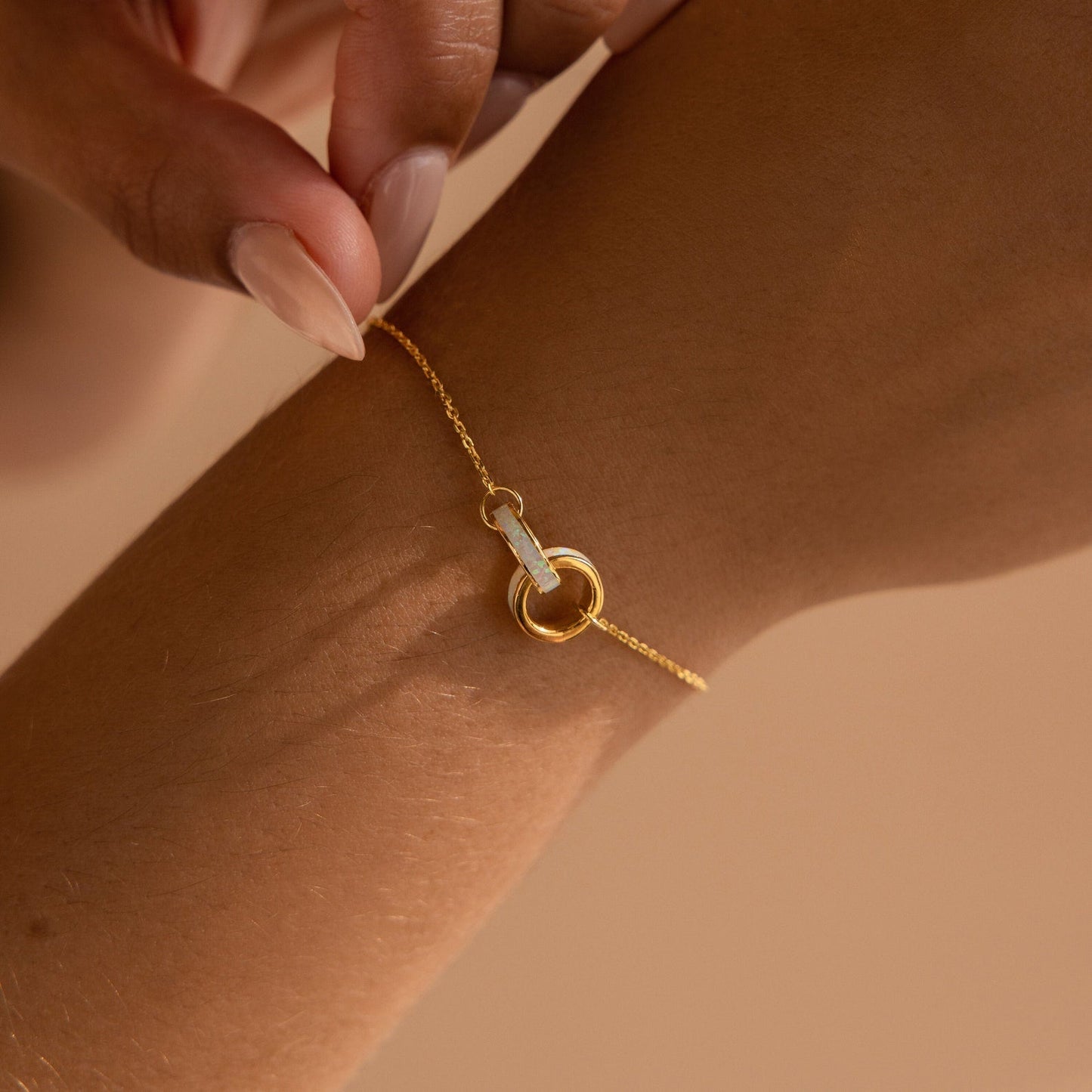 Pulsera con incrustaciones de ópalo entrelazado