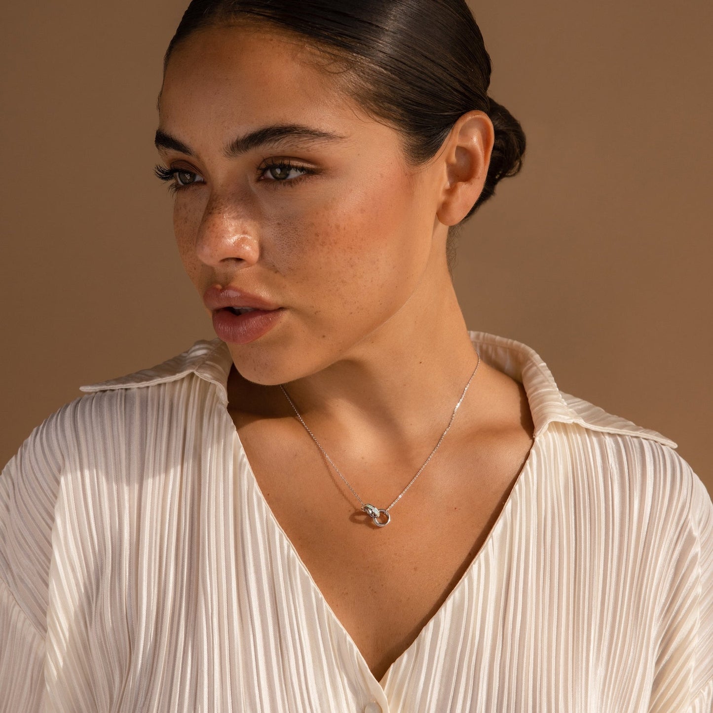 Collar con incrustaciones de ópalo entrelazado