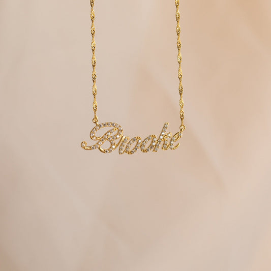 Elegante collar con nombre pavé