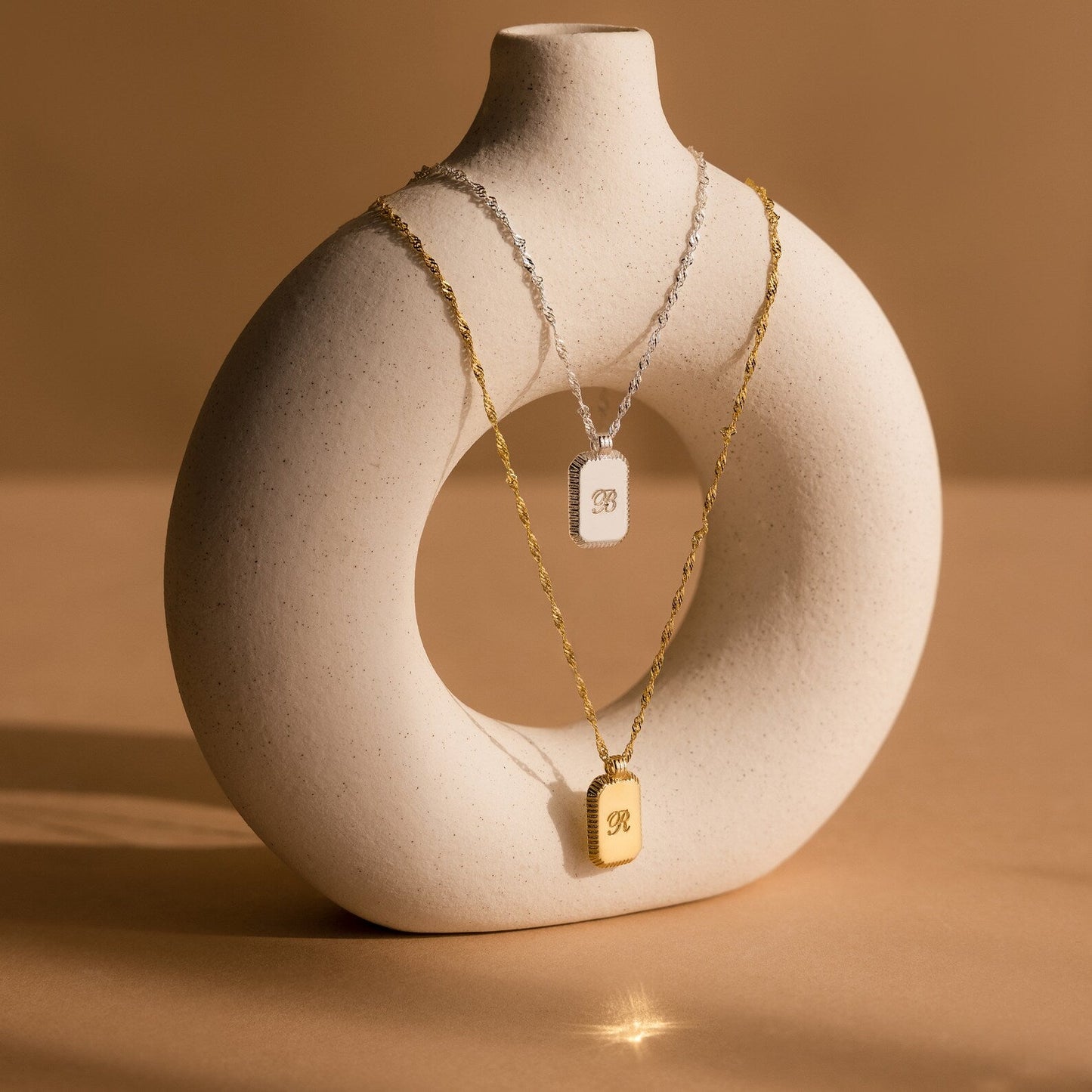 Collar tradicional con inicial acanalada