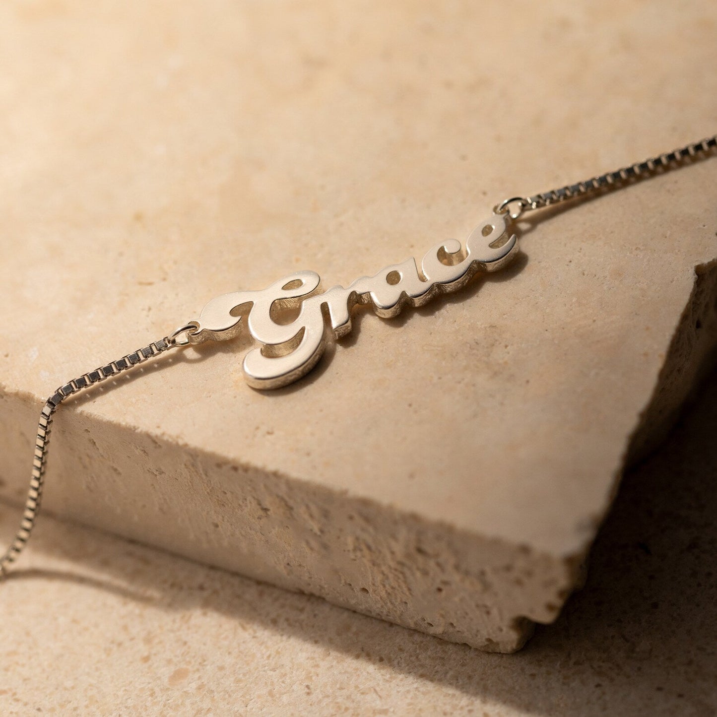 Collar con nombre Groovy en cadena de caja