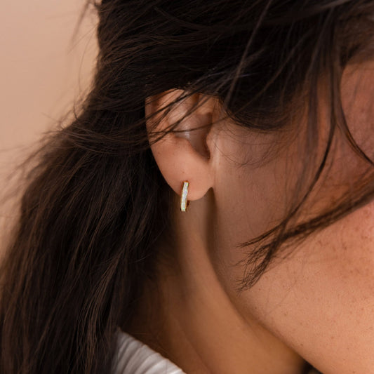 Juego de aros con incrustaciones de ópalo