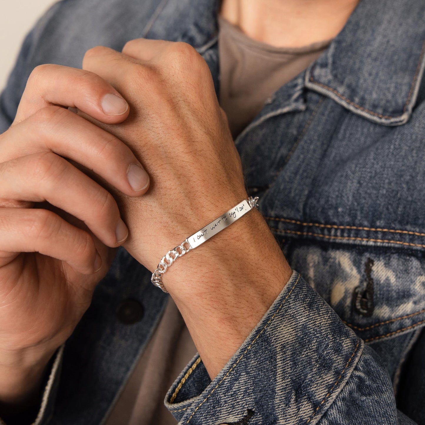 Pulsera de barra grabada para hombre