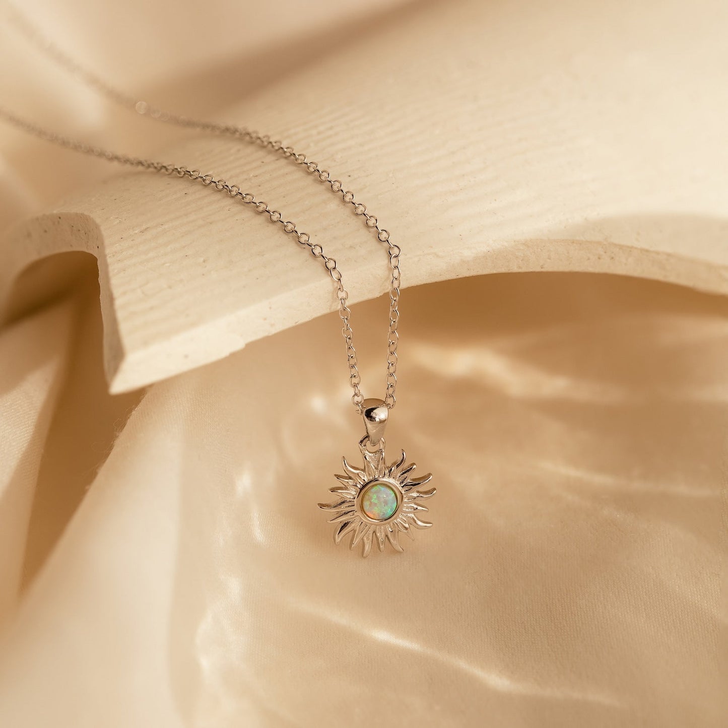 Collar de sol de ópalo