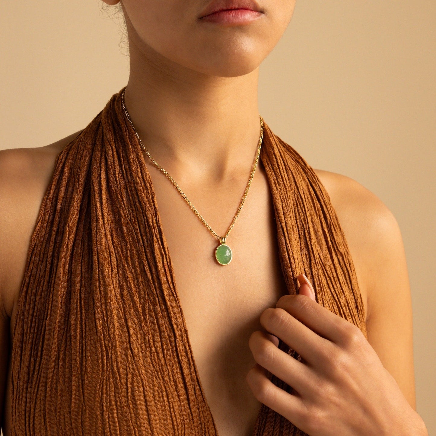 Collar con colgante ovalado de jade