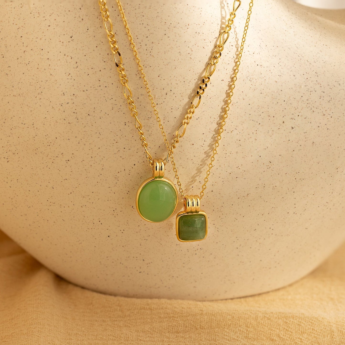 Collar con colgante ovalado de jade