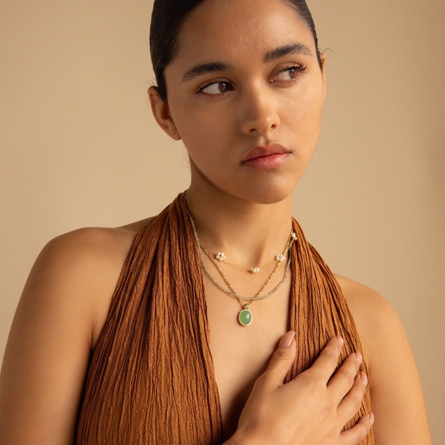 Collar con colgante ovalado de jade