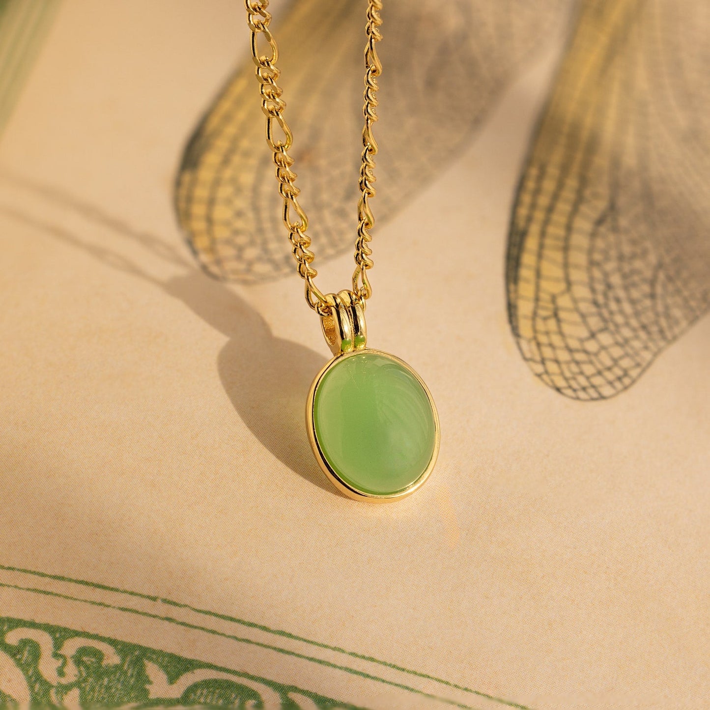 Collar con colgante ovalado de jade