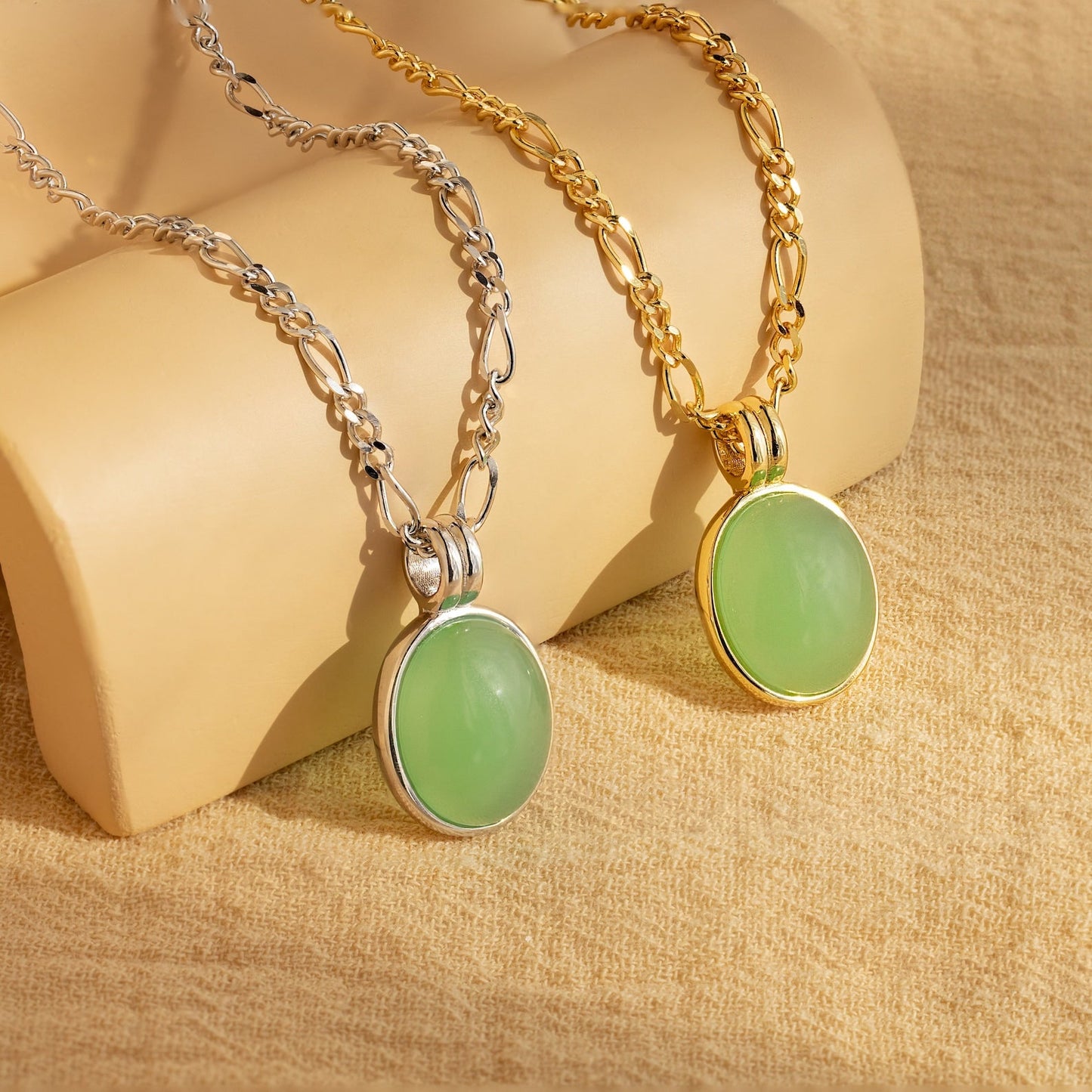Collar con colgante ovalado de jade