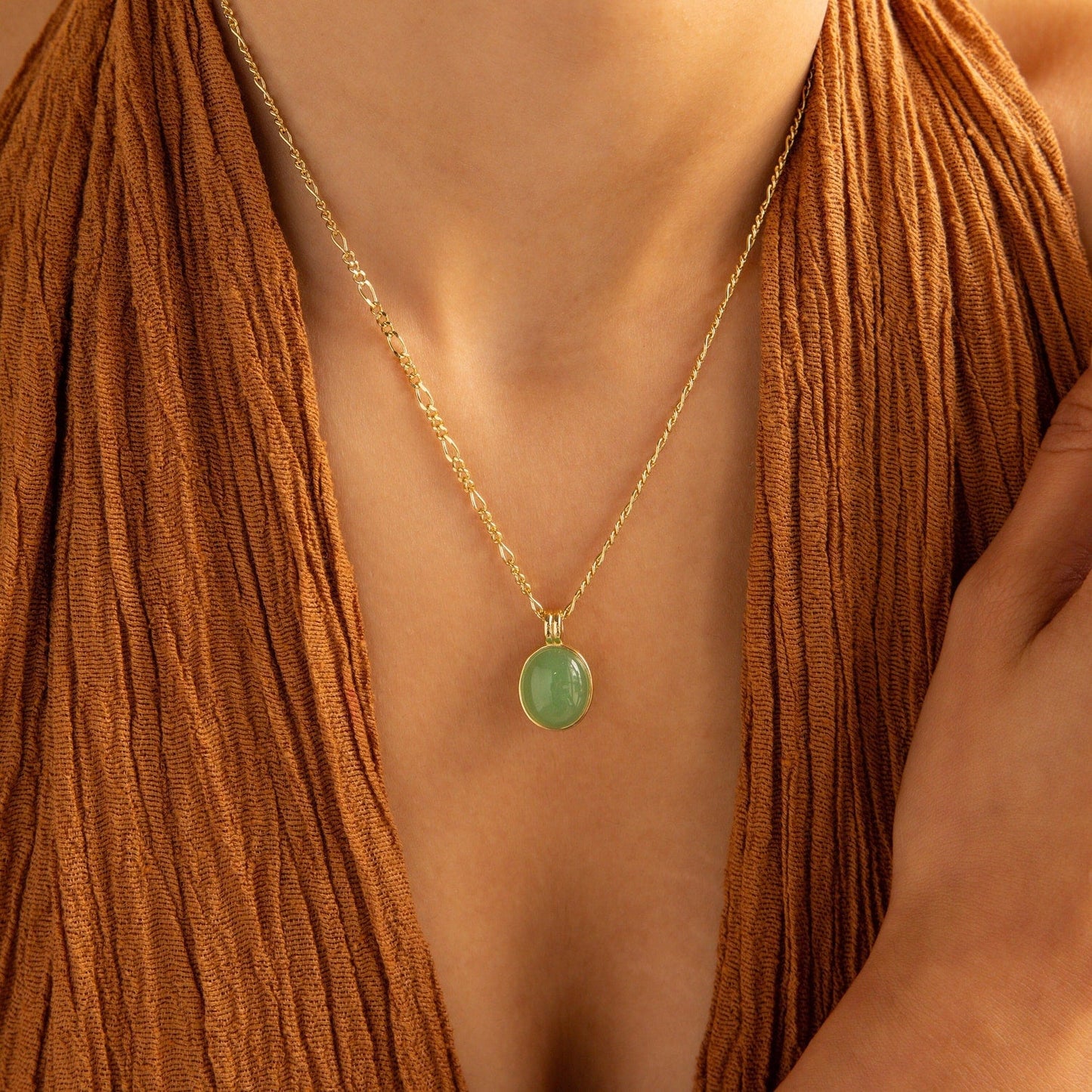 Collar con colgante ovalado de jade