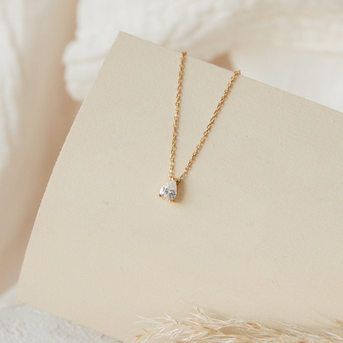 Delicado conjunto de collar de diamantes