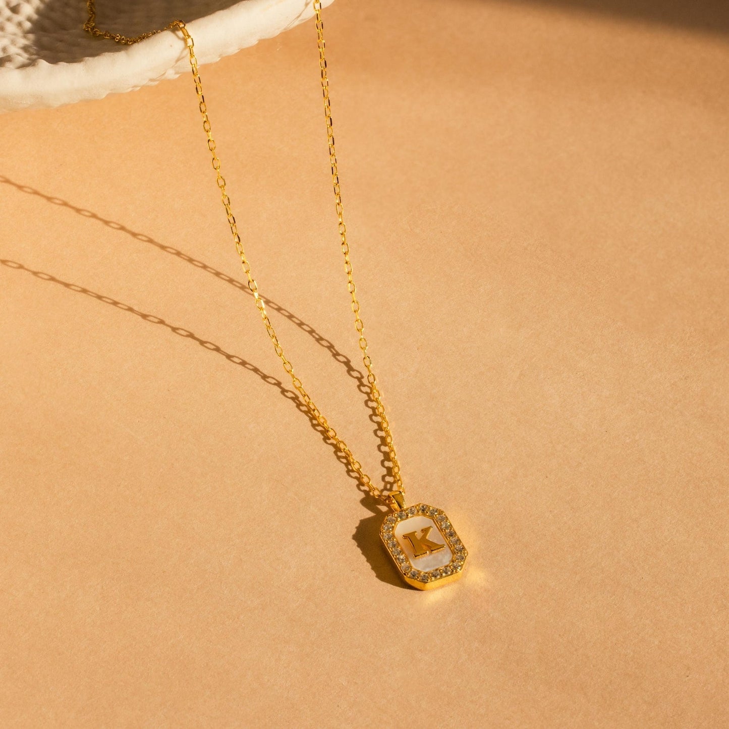 Collar con inicial de piedra preciosa pavé