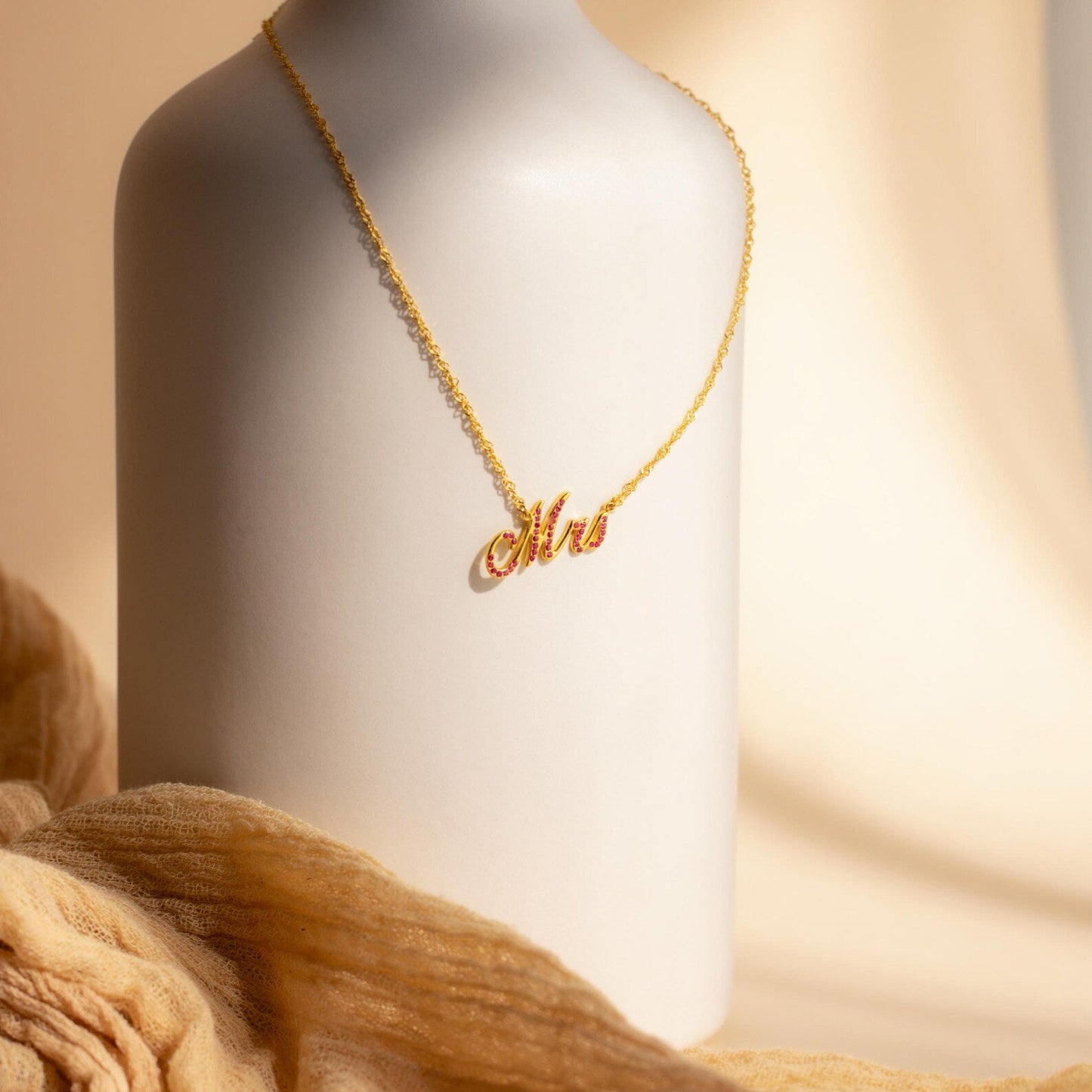 Elegante collar con nombre y piedra de nacimiento