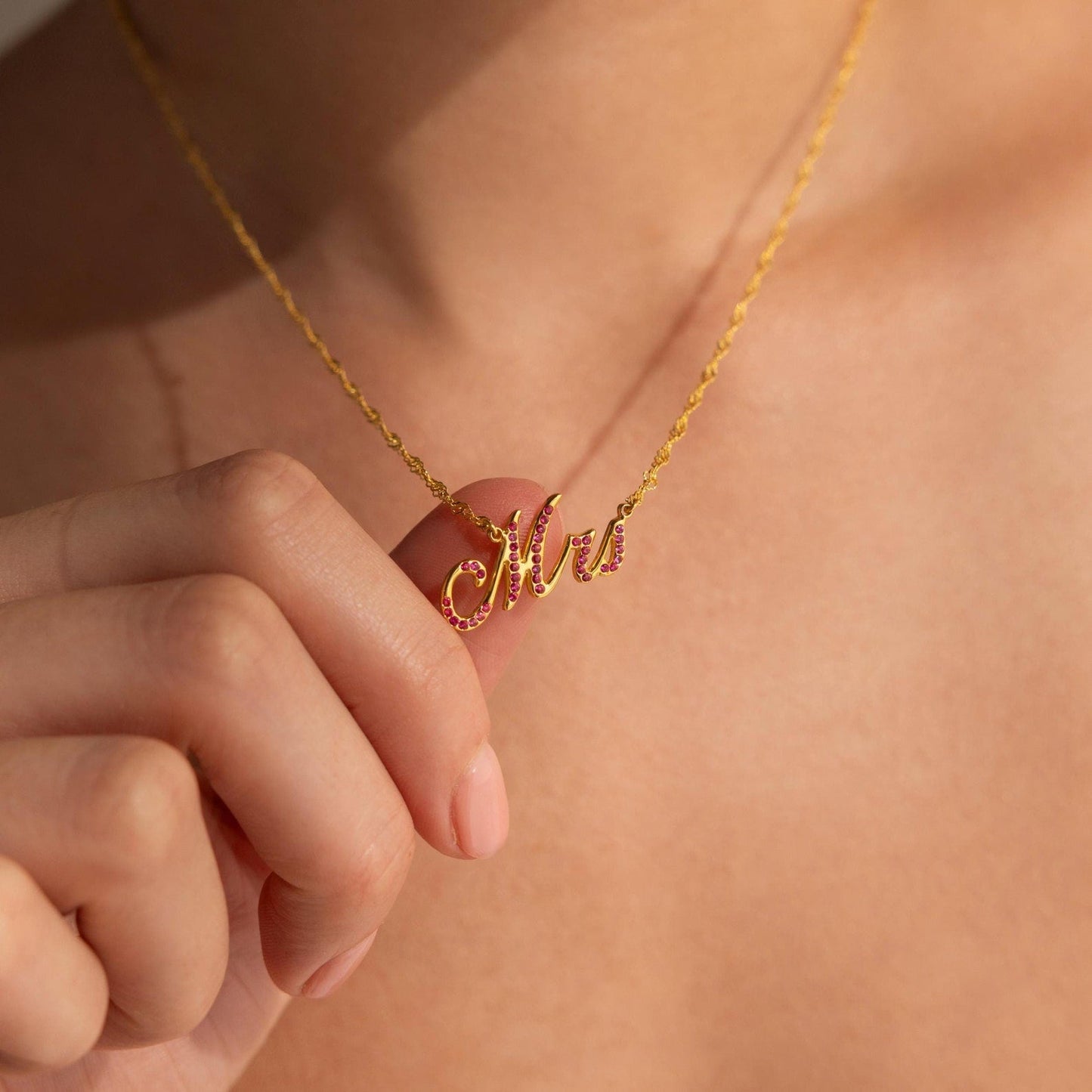 Elegante collar con nombre y piedra de nacimiento