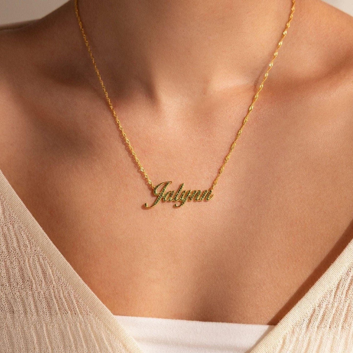 Elegante collar con nombre y piedra de nacimiento