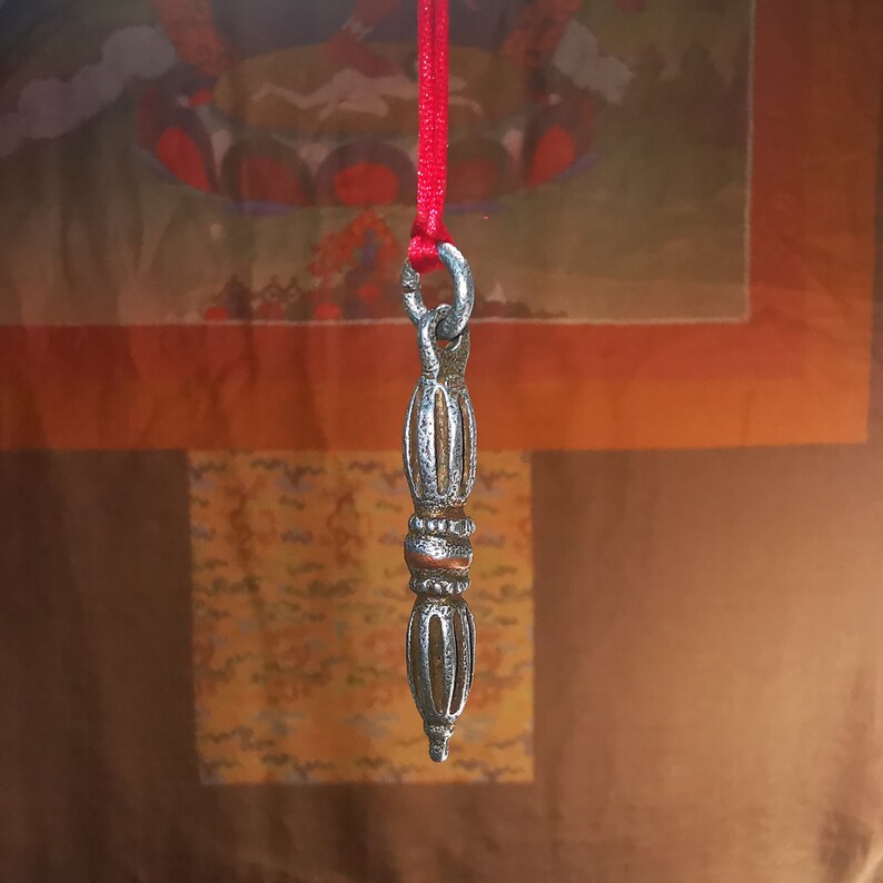 Tibetisches buddhistisches Amulett, neunzackiger Dorje-Vajra-Anhänger mit Lederkordel, aus kaltem Eisen, 5 cm