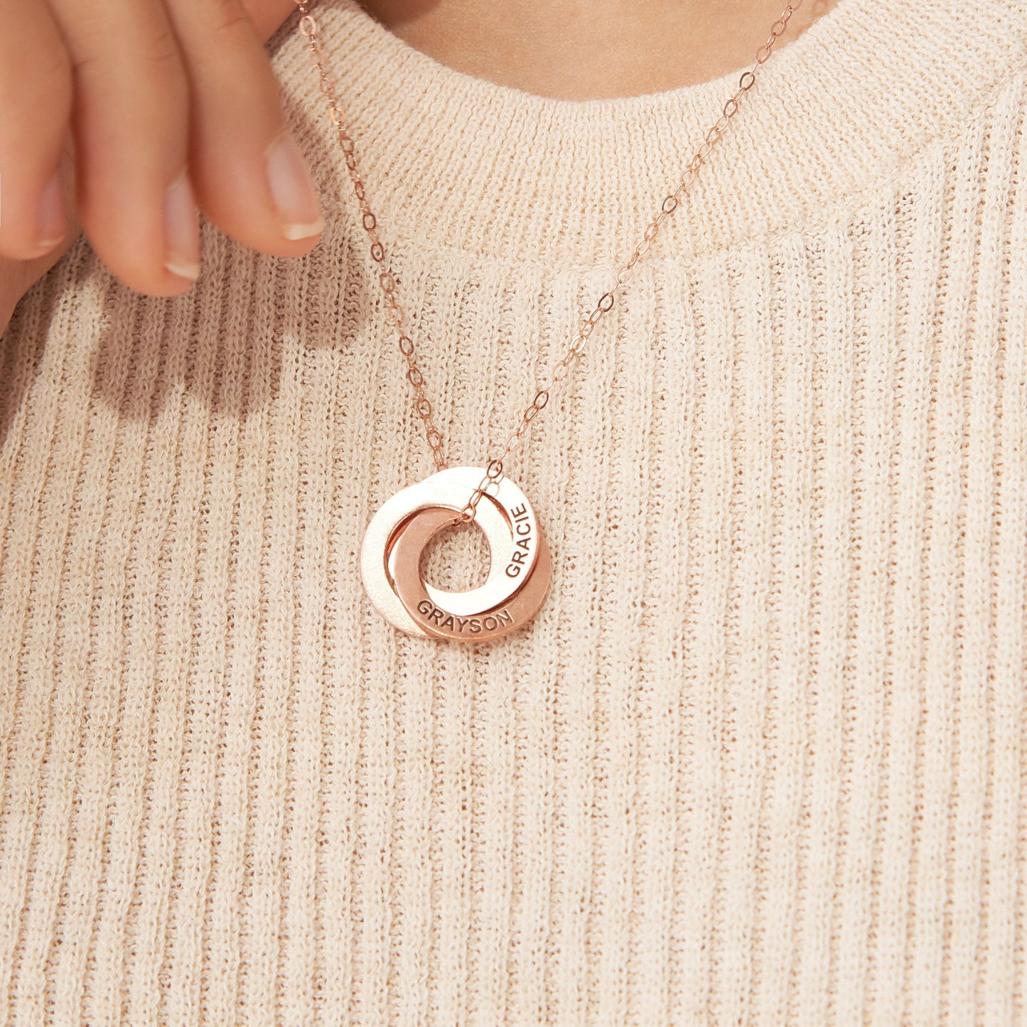 Collar familiar entrelazado