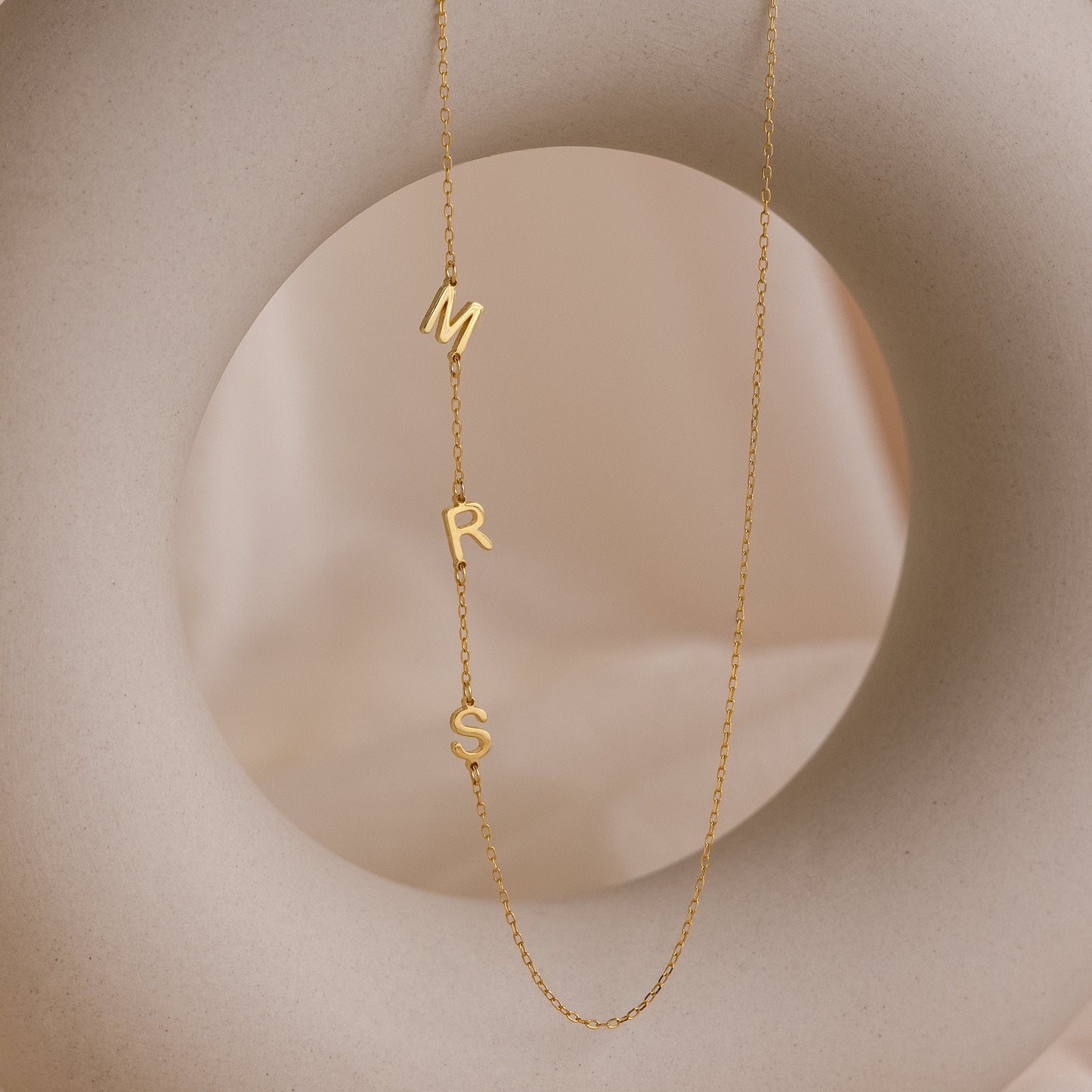 Collar con inicial lateral de Venecia