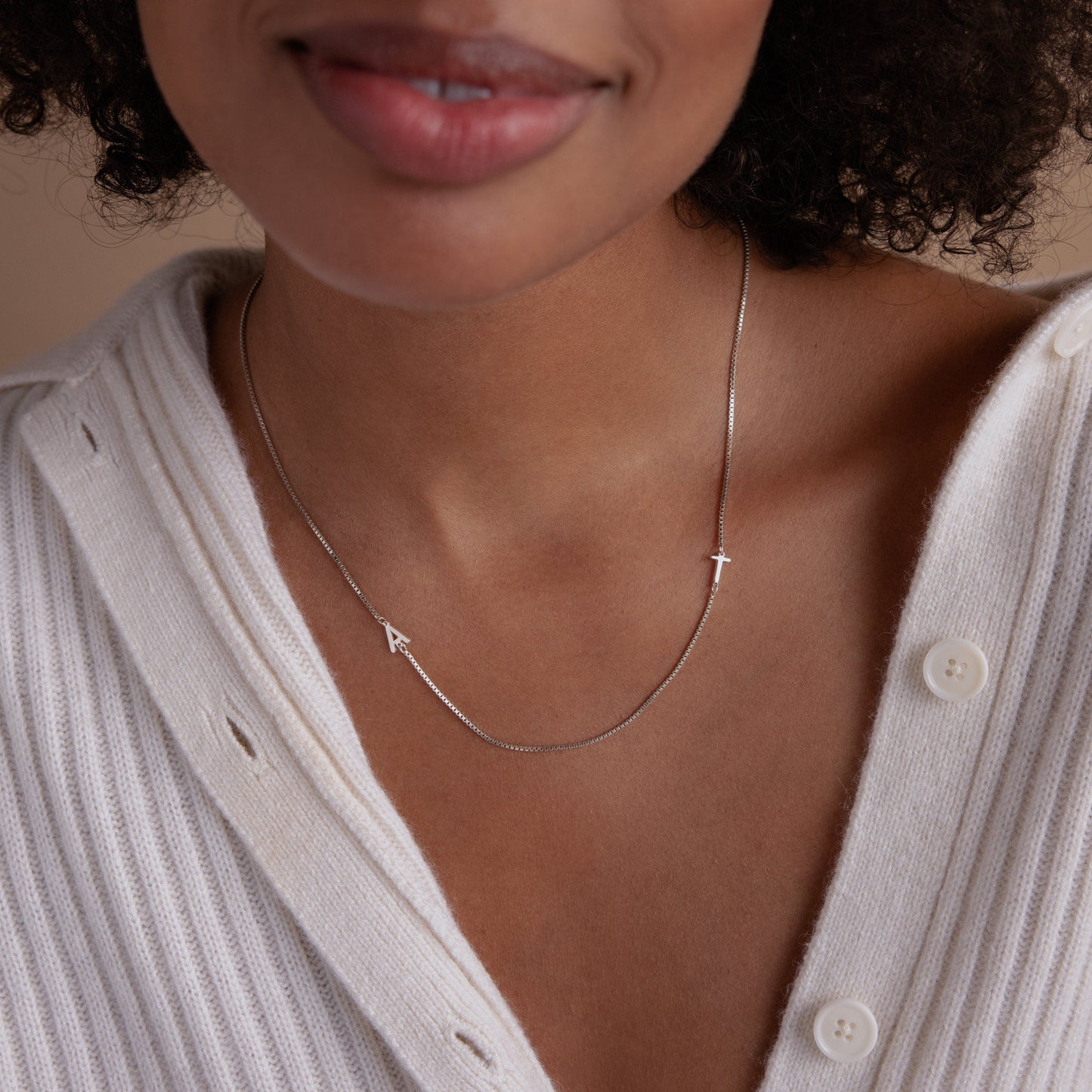 Collar con inicial doble en cadena de caja