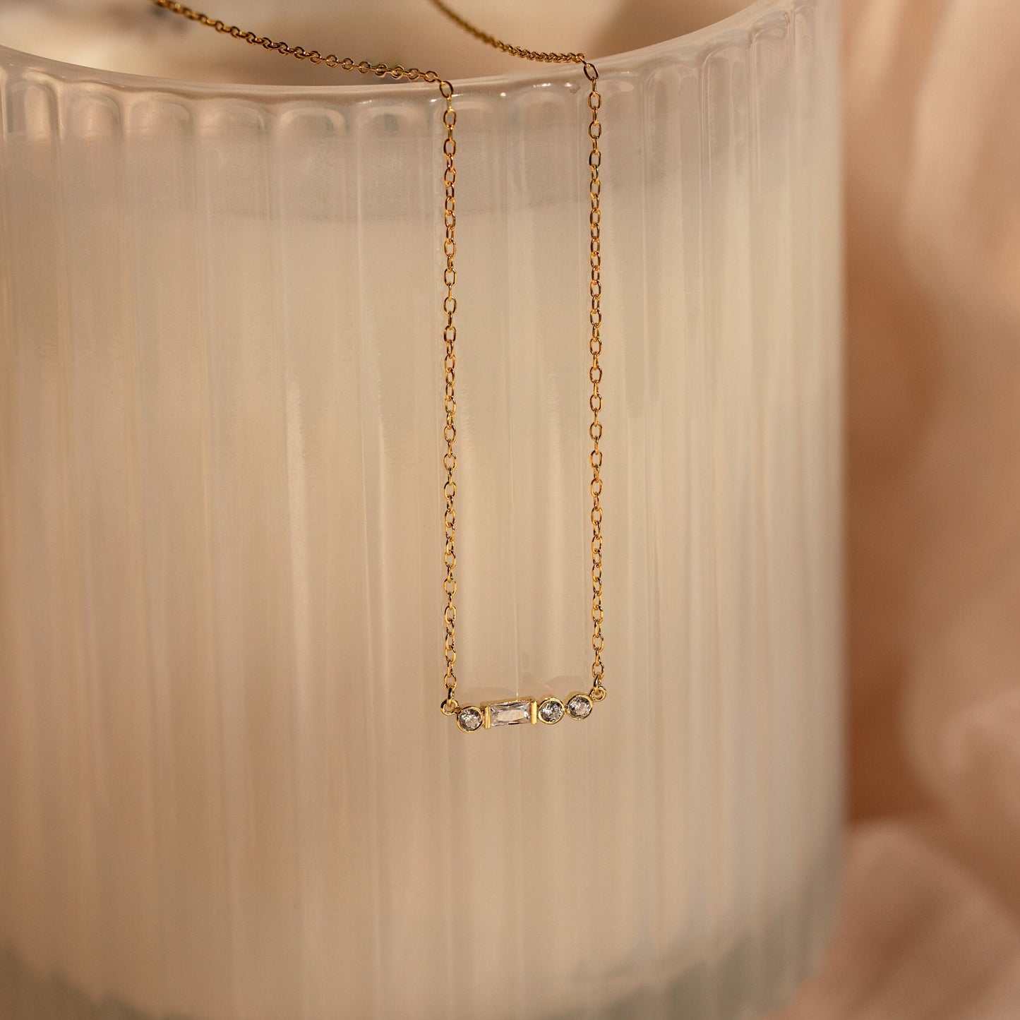 Collar con inicial en código Morse