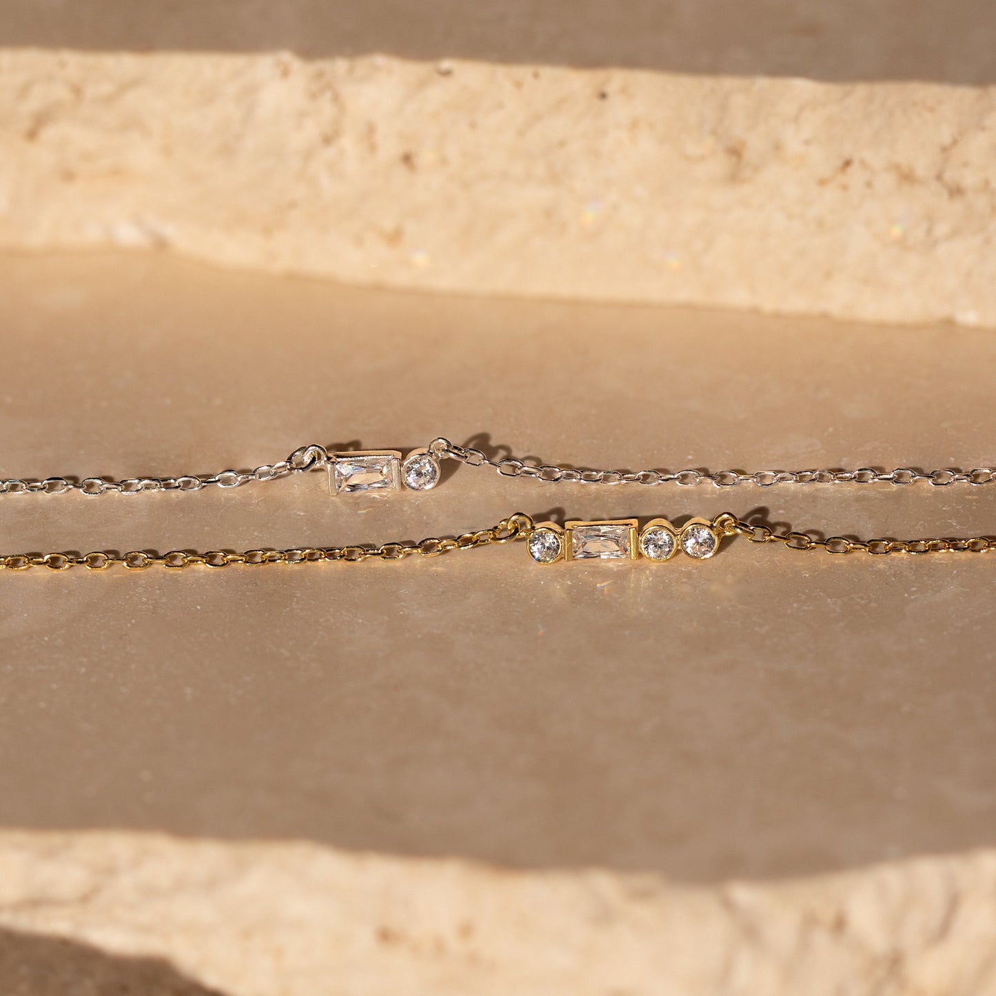 Collar con inicial en código Morse