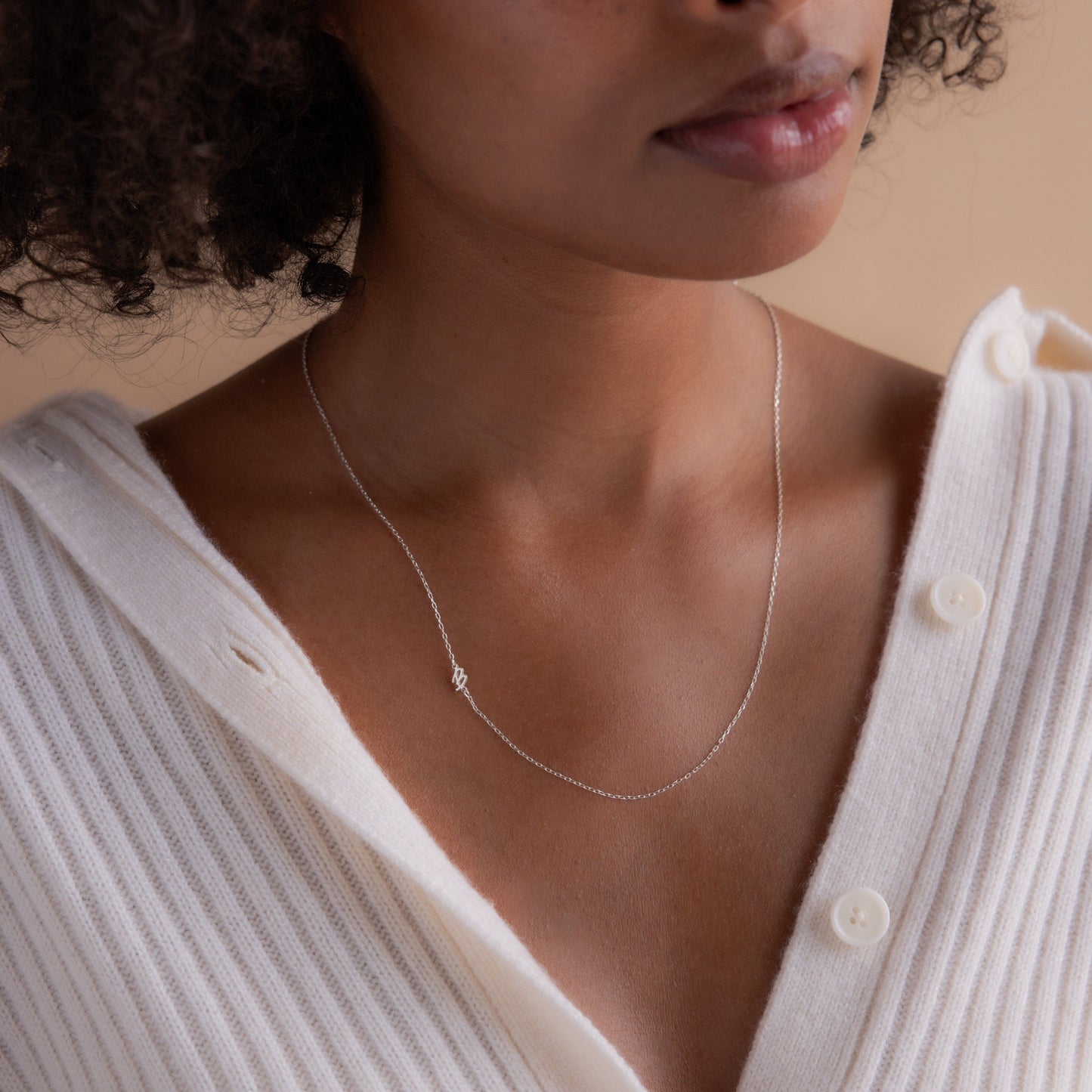 Collar con inicial lateral de Venecia